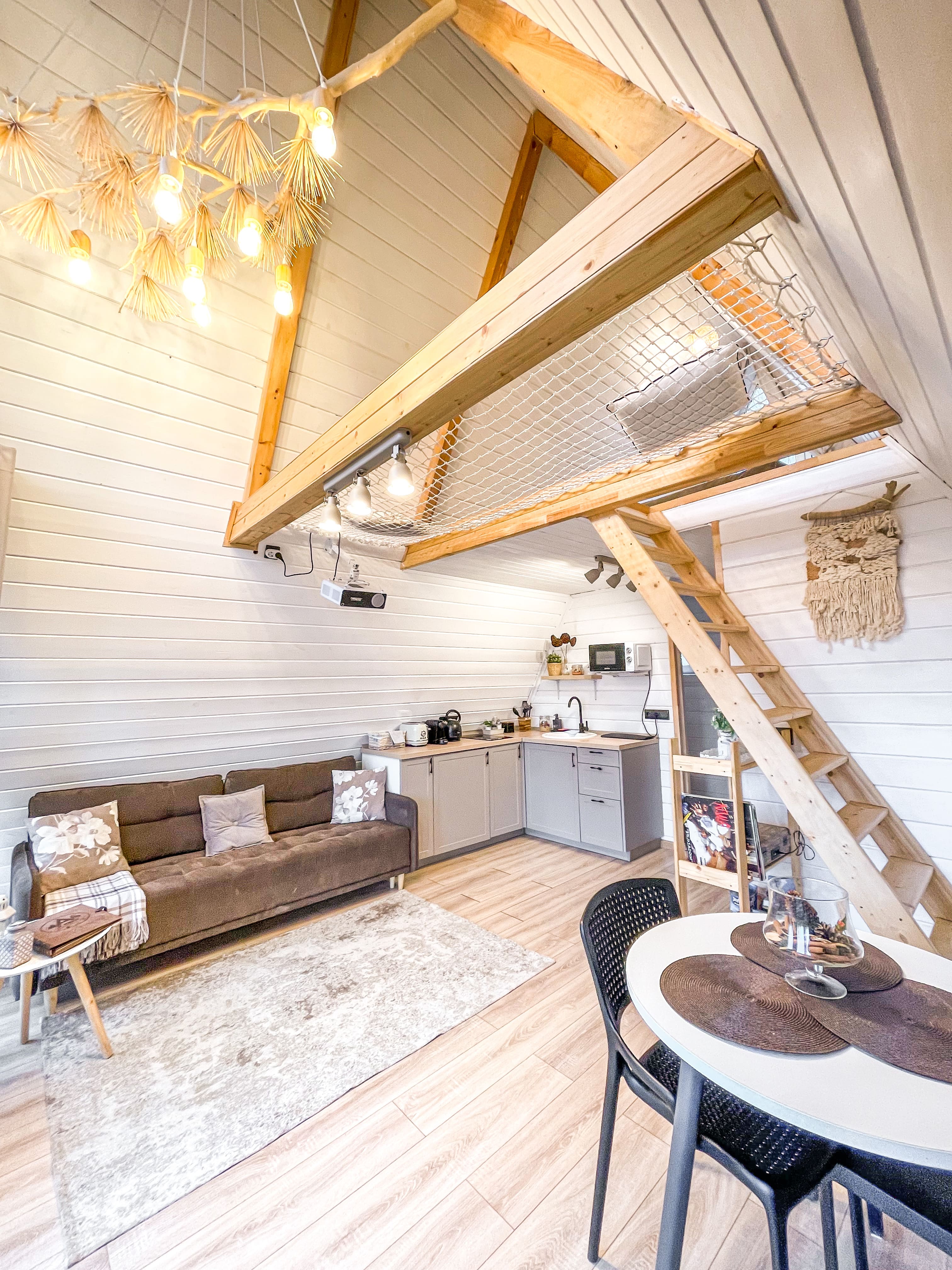 А-фрейм дом с фурако с видом на лес и реку