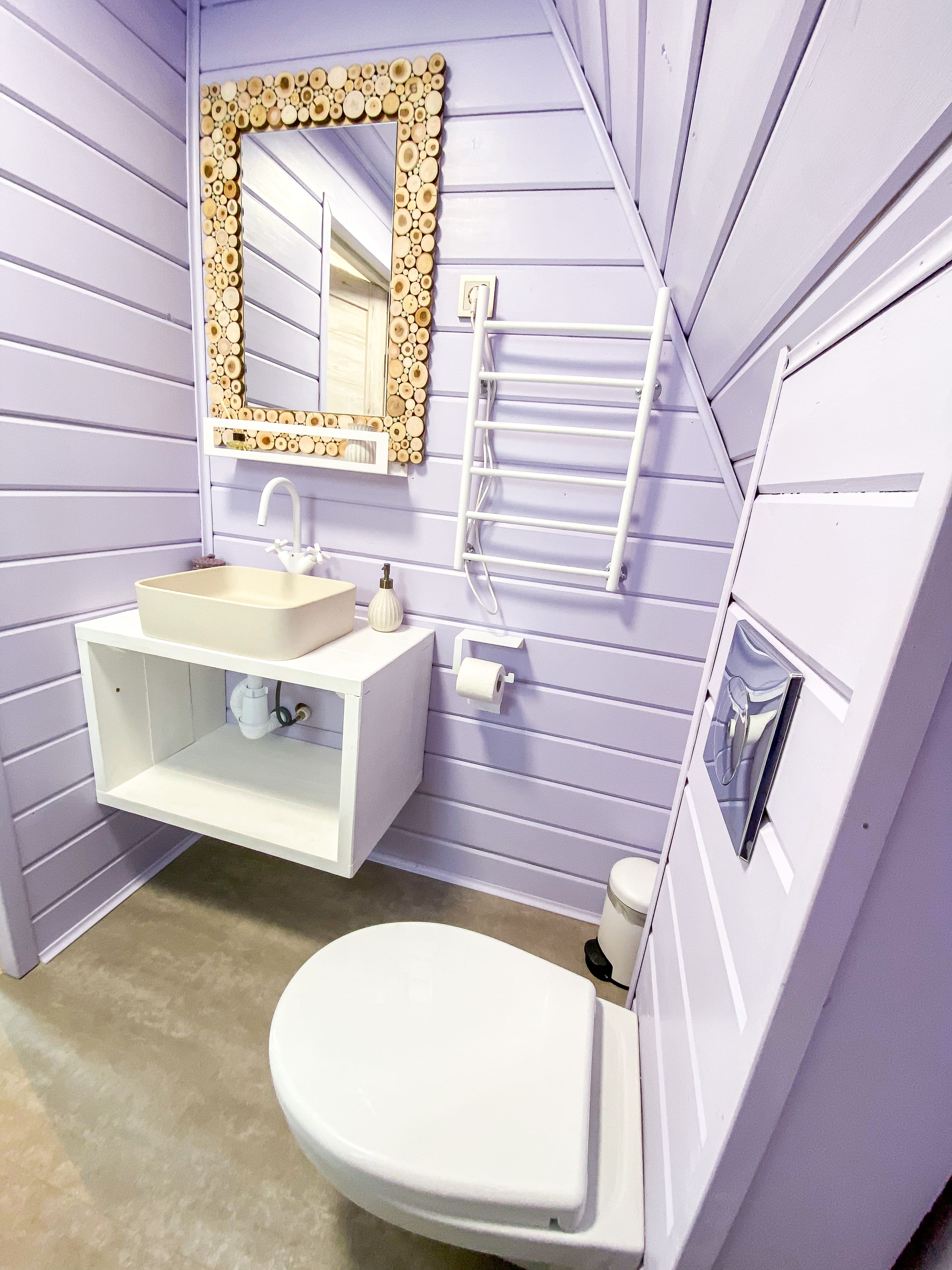 Треугольный дом с фурако с видом на реку