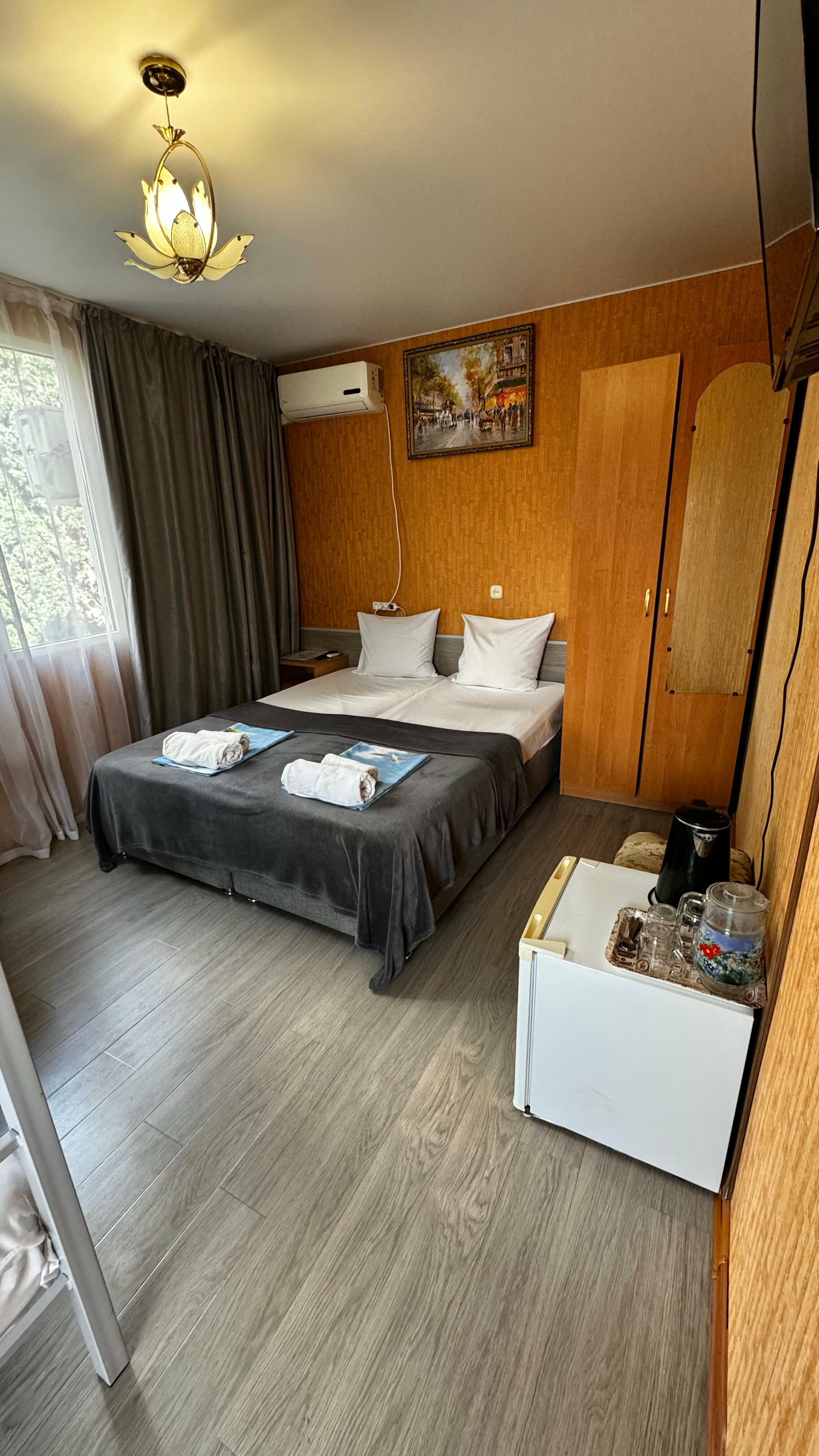 Четырехместный номер эконом-класса с общей ванной комнатой