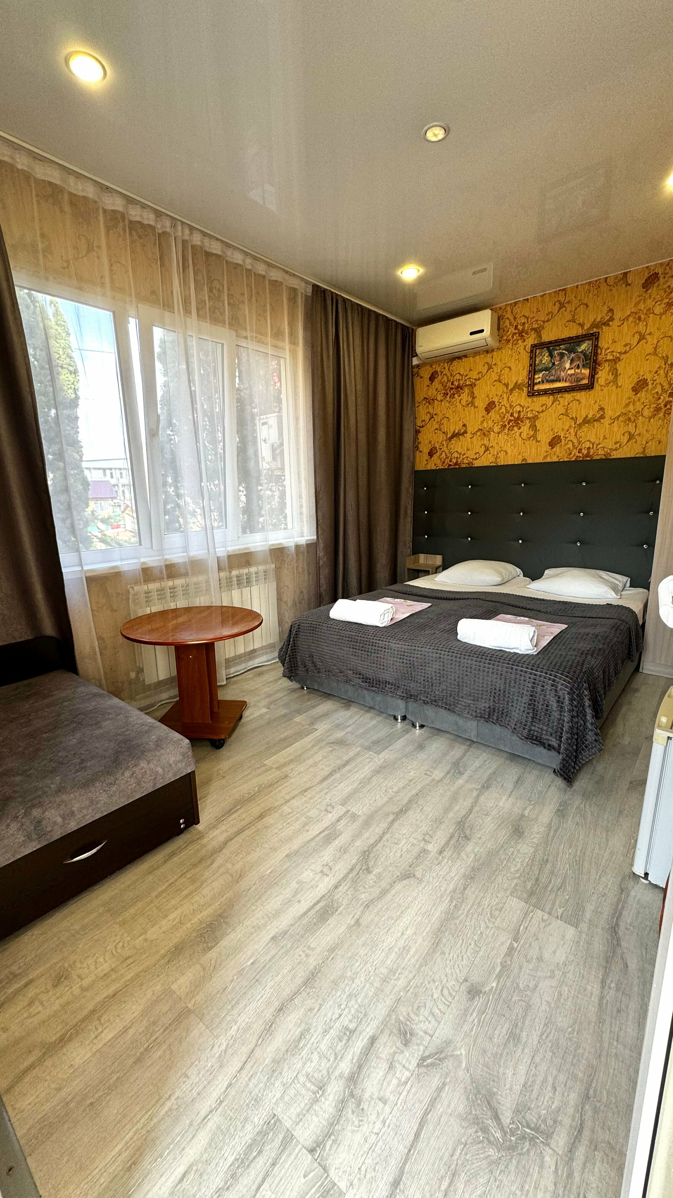 Трехместный номер эконом-класса с общей ванной комнатой