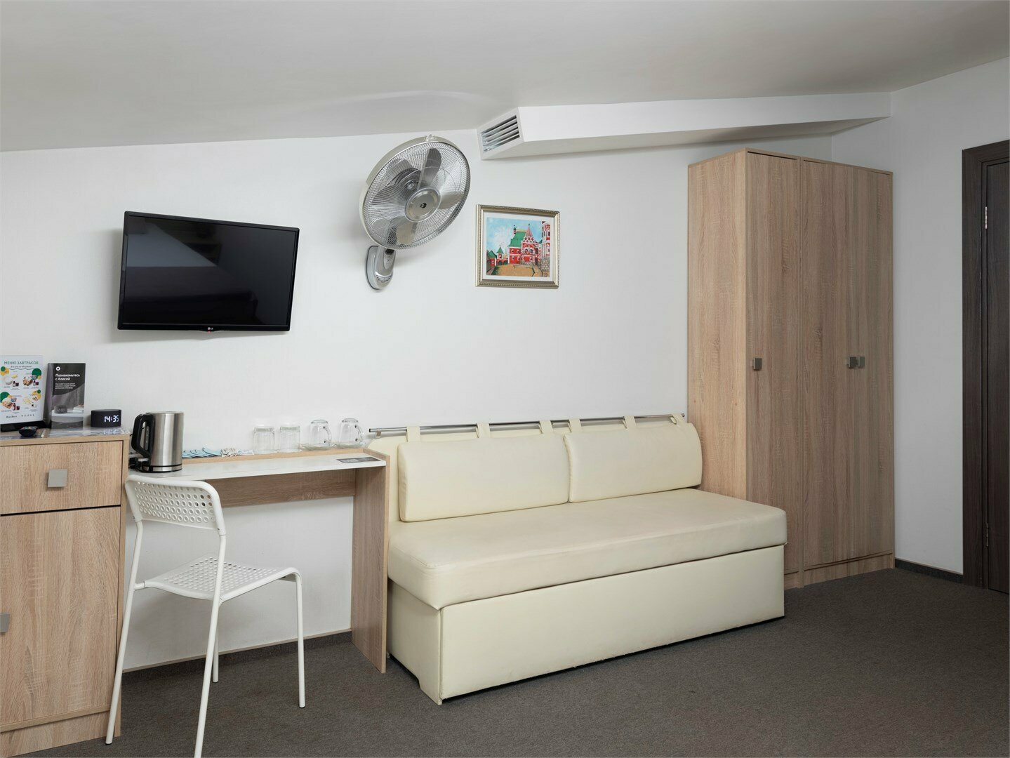 Полулюкс трехместный с диваном