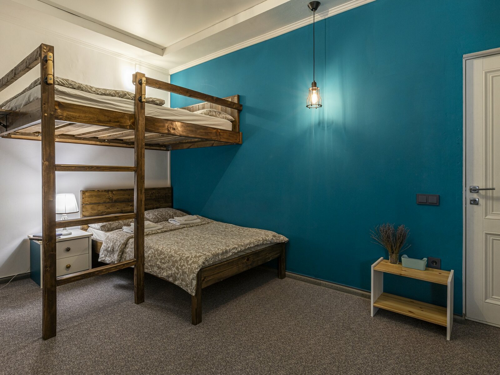 Трехместный номер с общей ванной комнатой