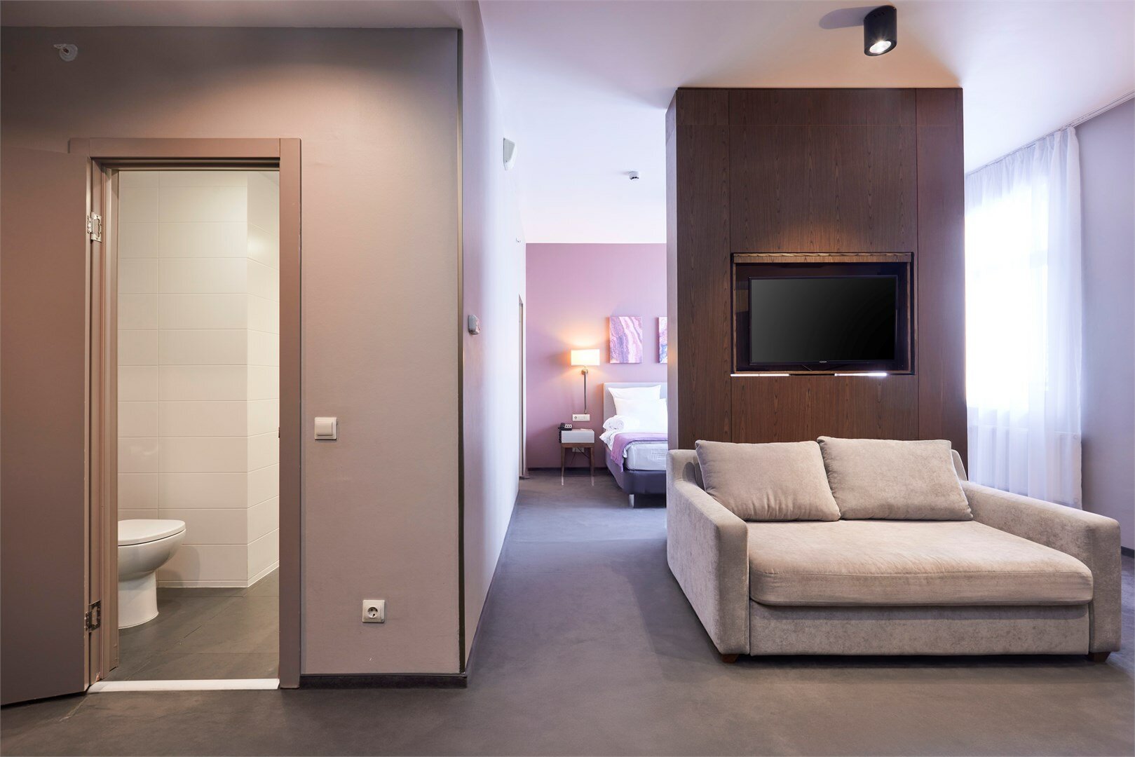 PREMIER SUITE c одной двуспальной кроватью, видом на горы и диваном-кроватью в гостиной зоне (с балконом)