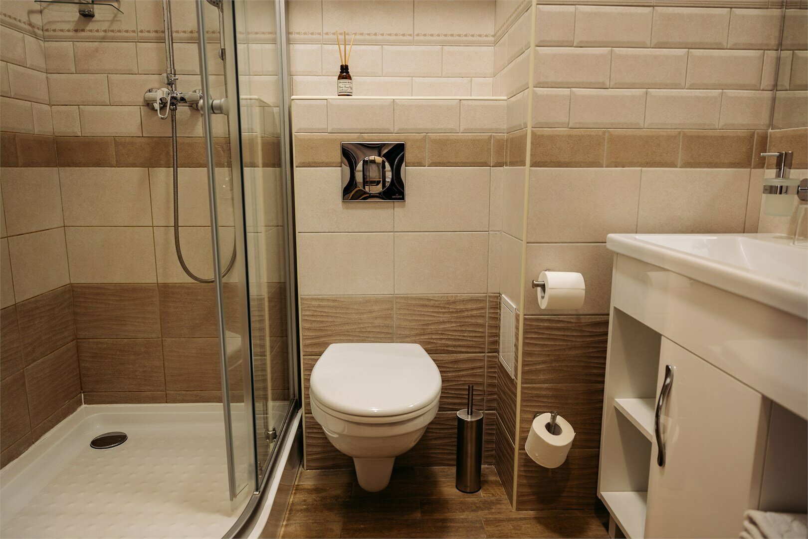 Стандартный номер с одной двуспальной кроватью в классическом стиле