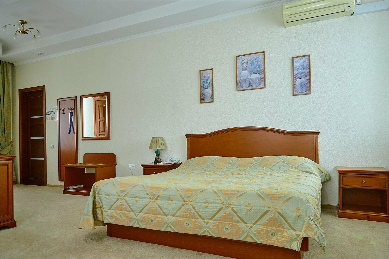 Семейный Полулюкс с двуспальной кроватью и двумя односпальными