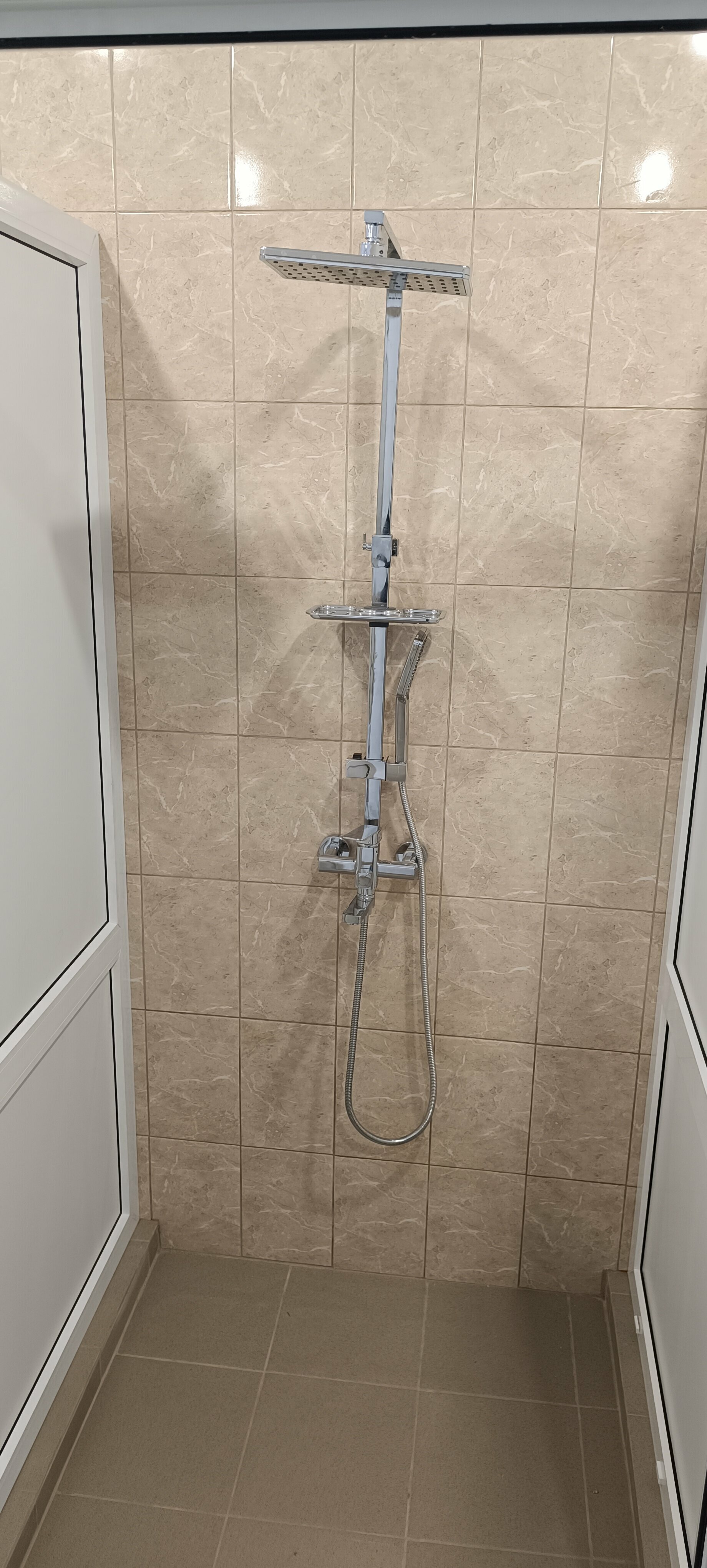 Спальное место на двухъярусной кровати в общем номере для мужчин и женщин