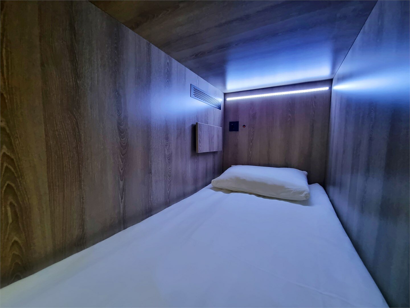 Место в  "мужском" стандартном восьмиместном номере с окном