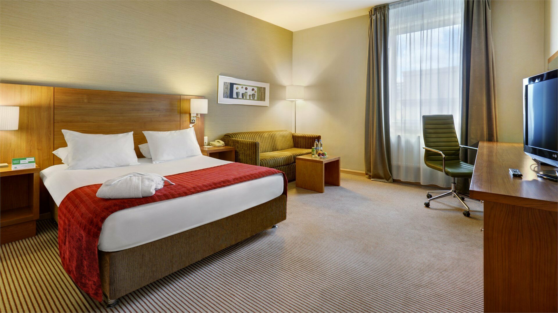 Cтандартный номер с двуспальной кроватью и диваном