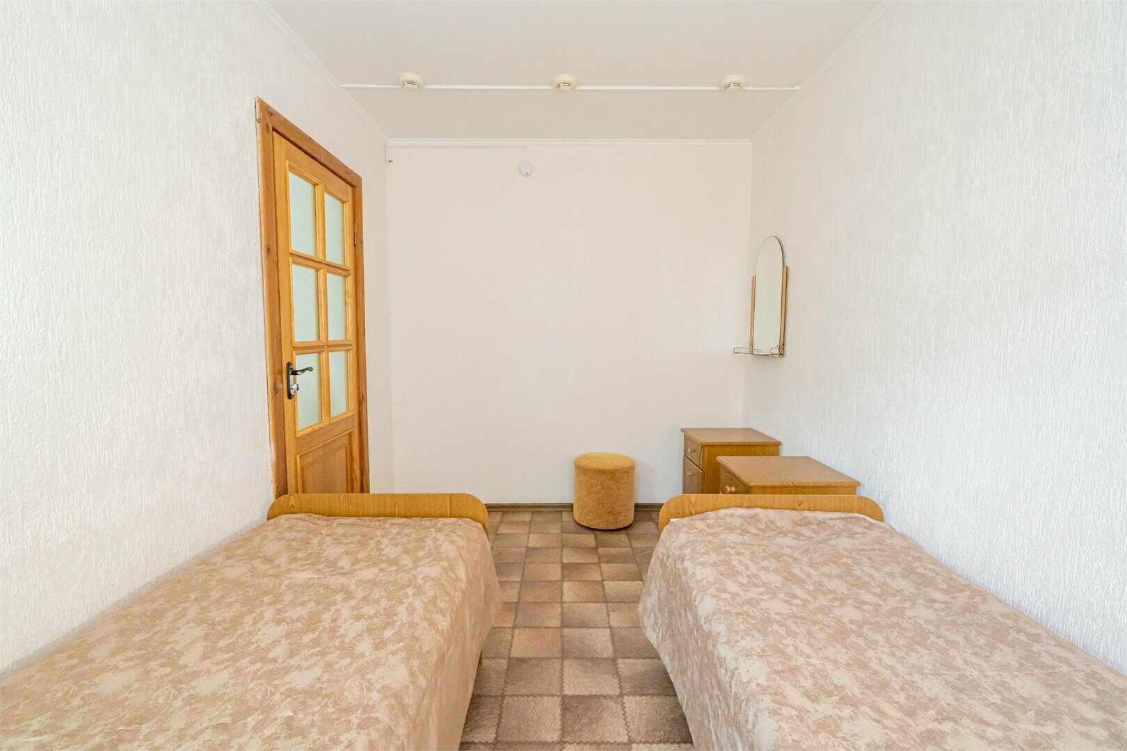 Л2 Двухкомнатный номер с 2 односпальными кроватями и дополнительными местами