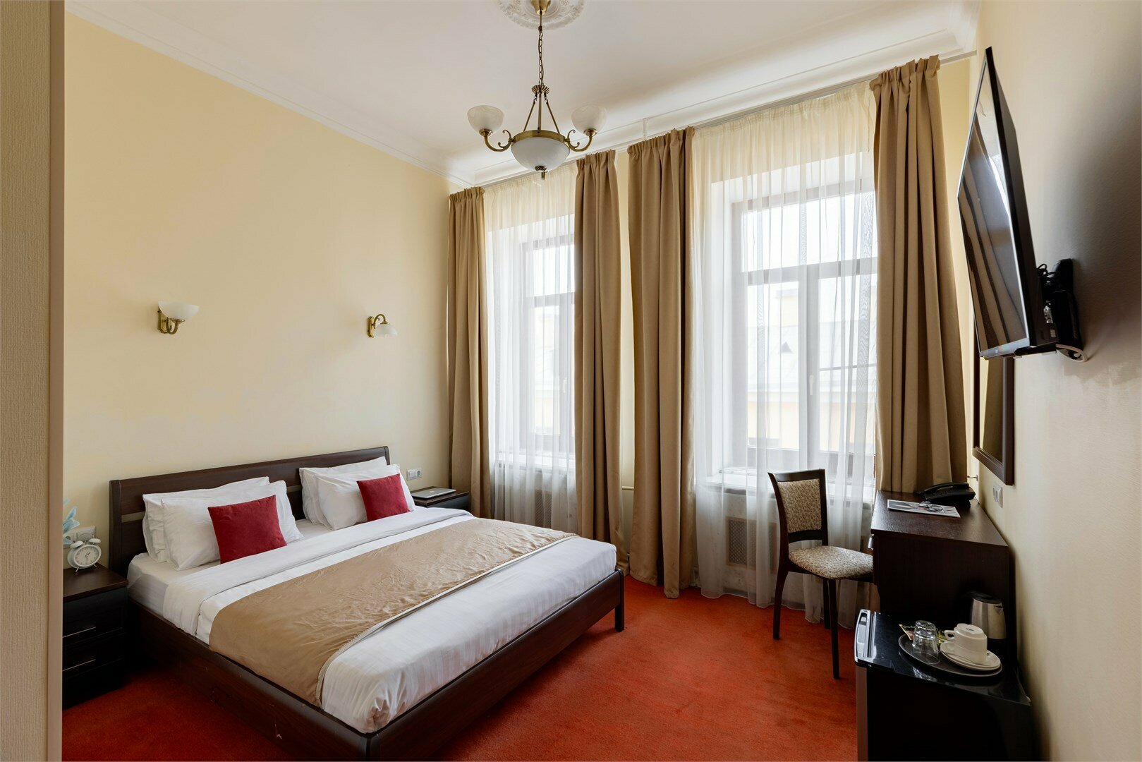 Улучшенный номер с 1 кроватью,джакузи и видом во двор