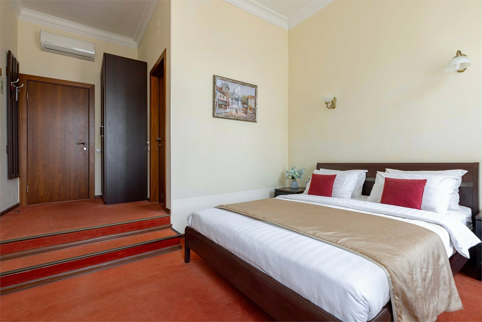 Улучшенный номер с 1 кроватью,джакузи и видом во двор