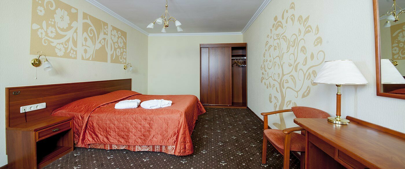 «Люкс» (с индивидуальным парковочным местом на территории отеля)