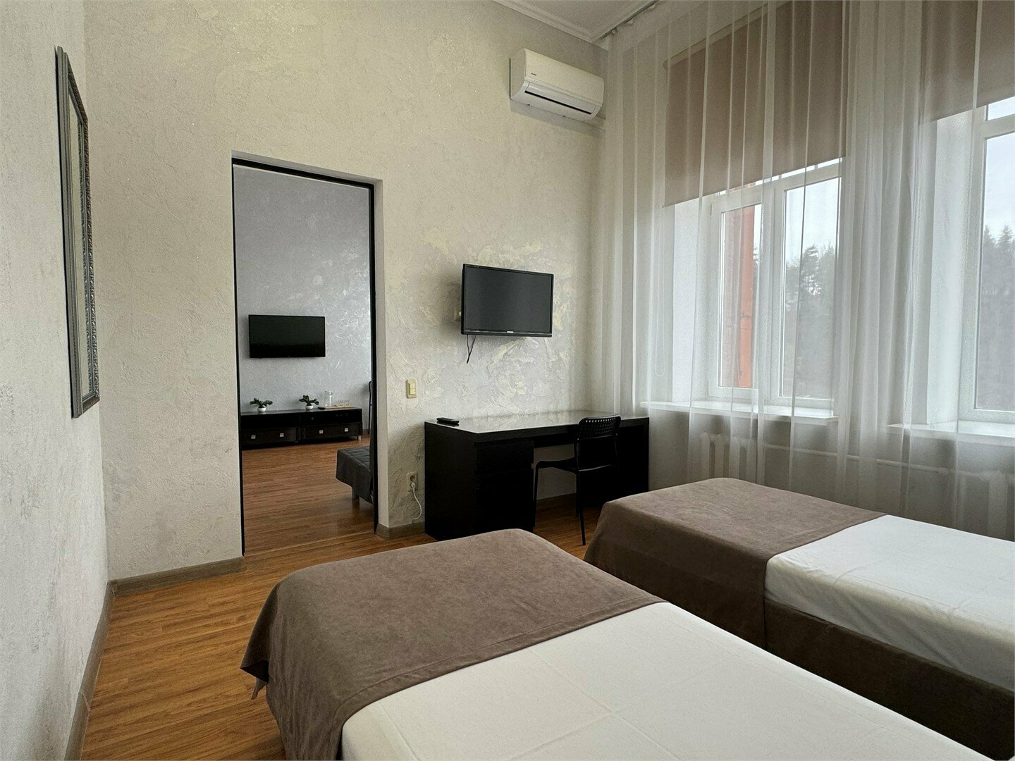 Двухкомнатный (смежные комнаты ) номер с балконом