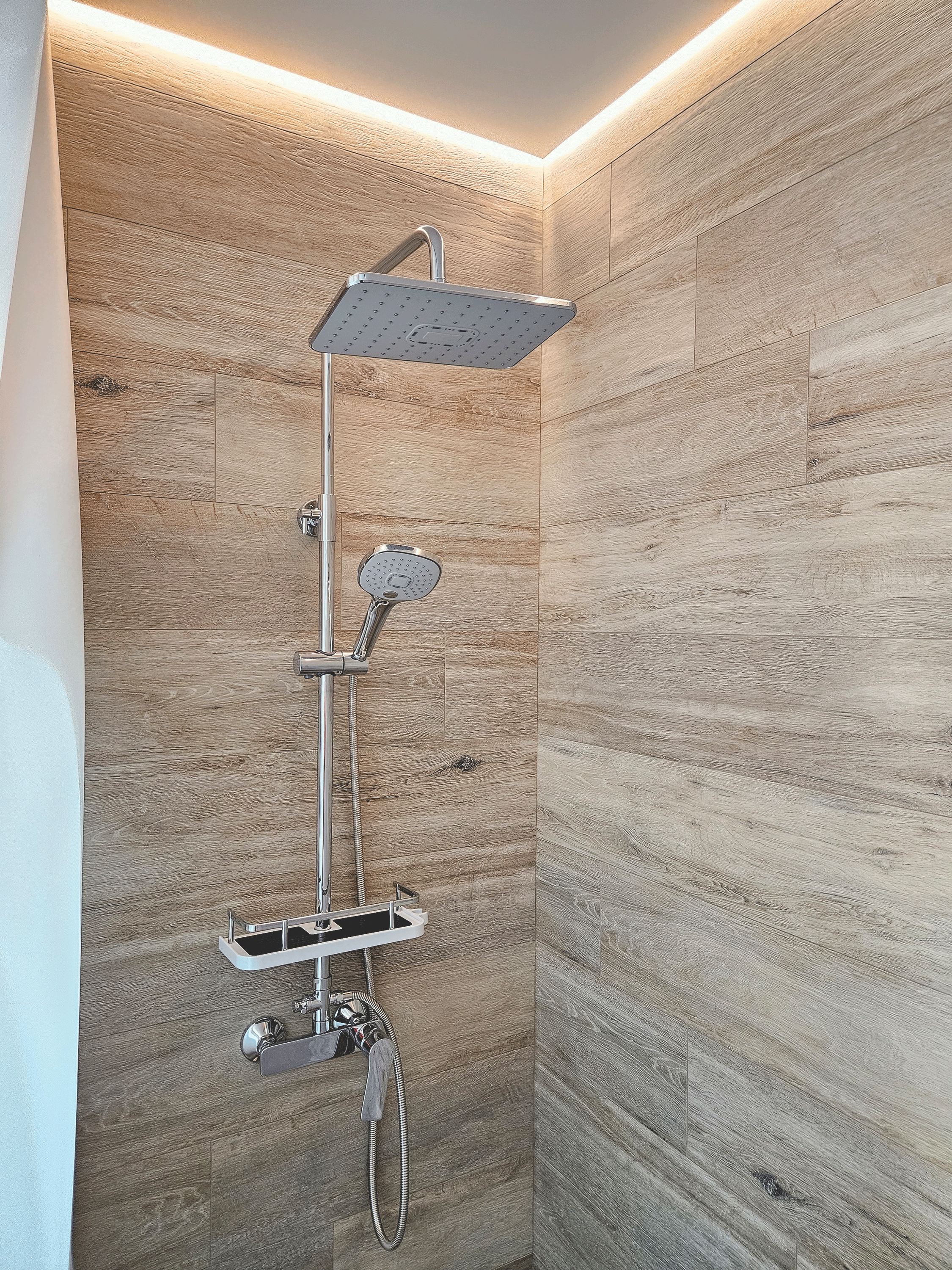 Studio room с одной большой кроватью и диваном на верхнем этаже с террасой