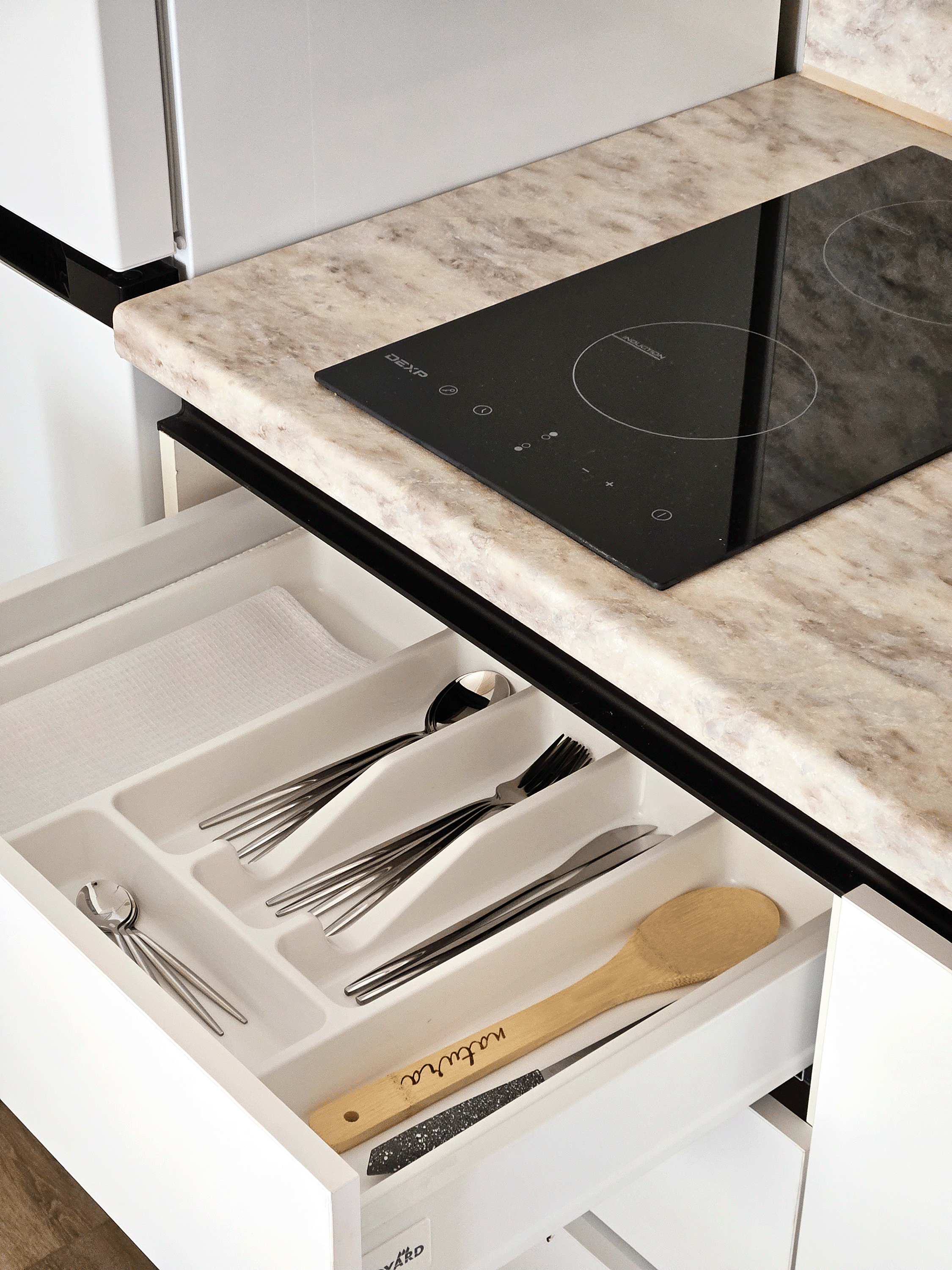 Studio room с одной большой кроватью и диваном на верхнем этаже с террасой