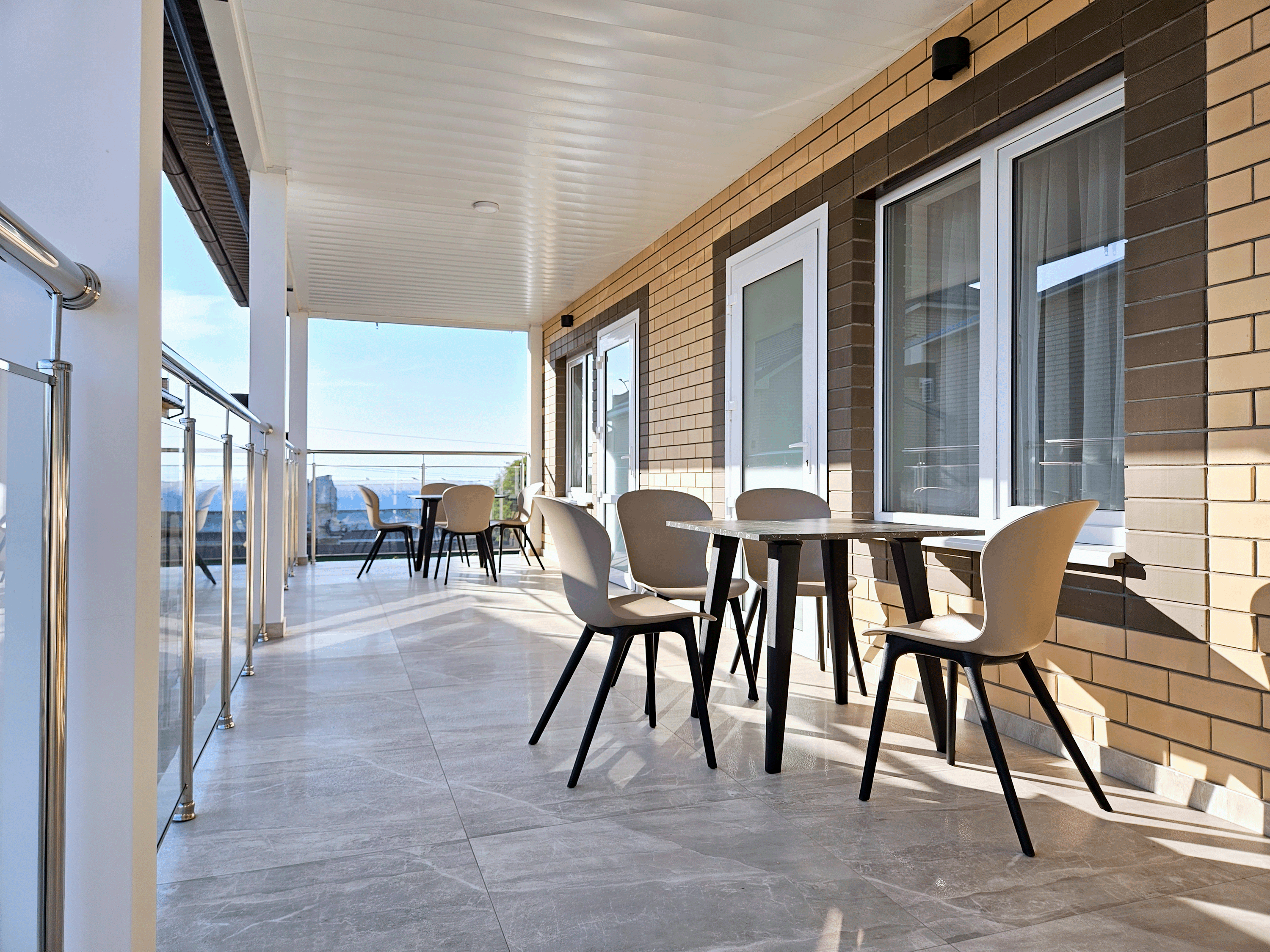 Studio room с двумя раздельными кроватями или одной большой и диваном на верхнем этаже с террасой