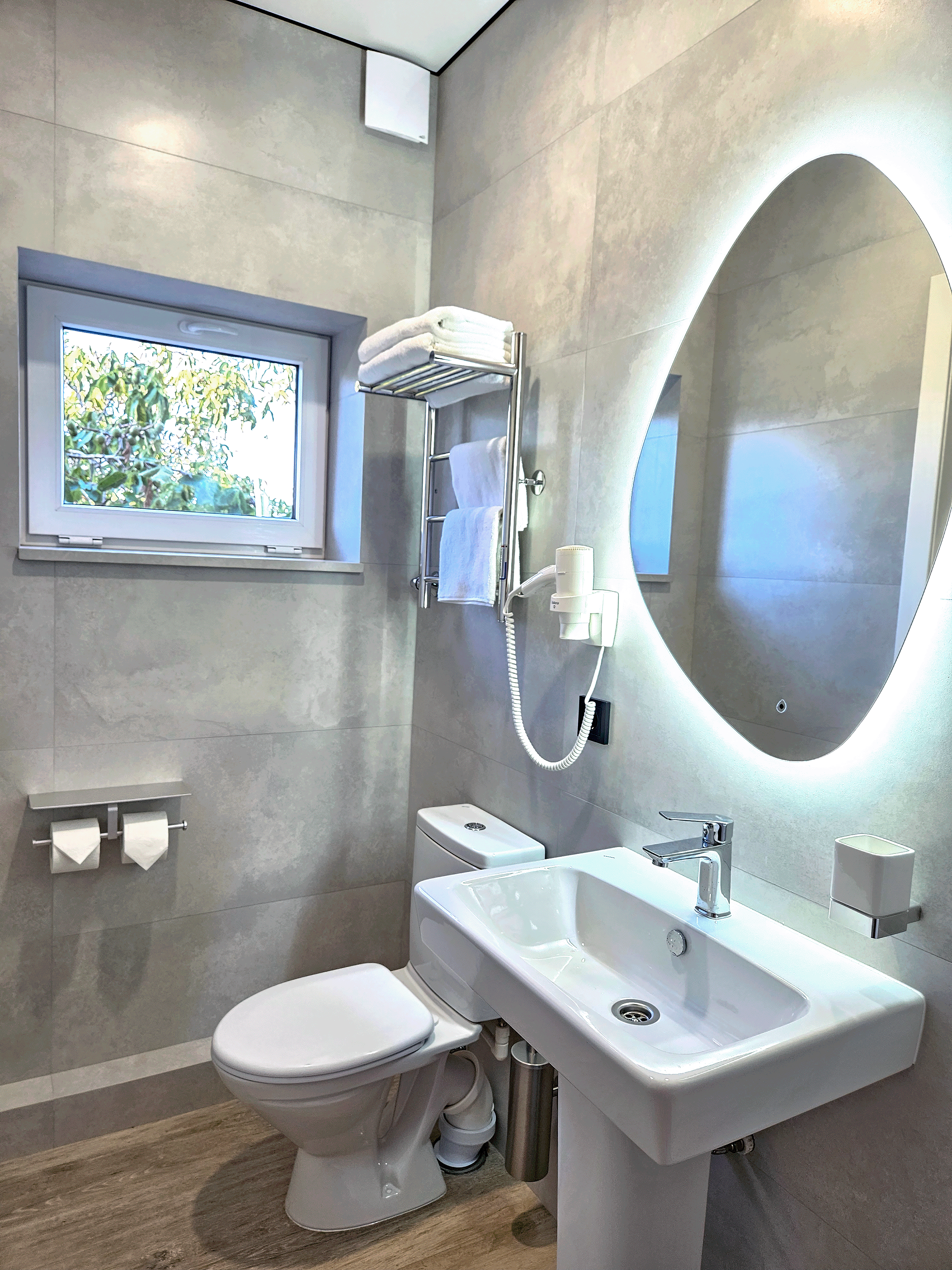 Studio room с двумя раздельными кроватями или одной большой и диваном на верхнем этаже с террасой