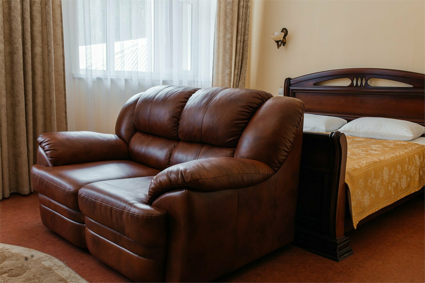 Джуниор сюит (корпус №2, 5-ти этажный, 2, 3 этаж, двуспальная кровать + 2 доп.места)