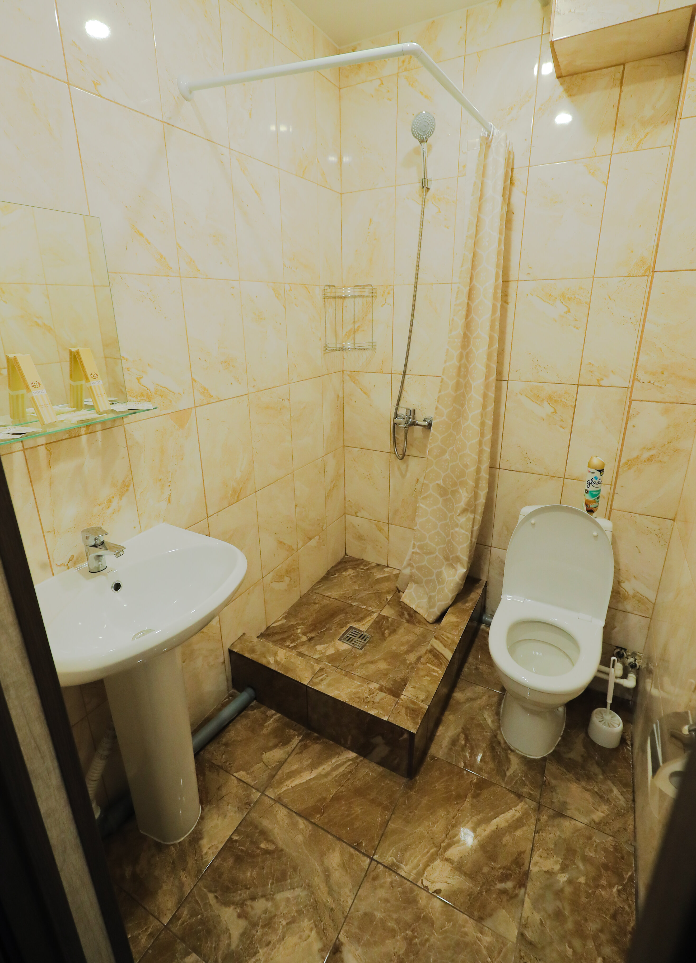 Небольшой двухместный номер с 2 отдельными кроватями