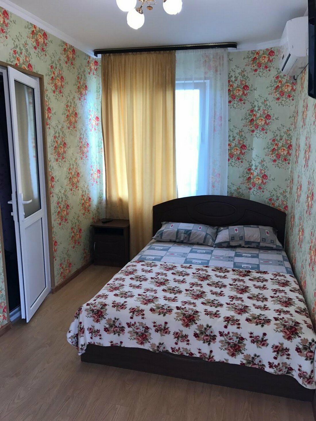 Красивый номер с двухспальной кроватью