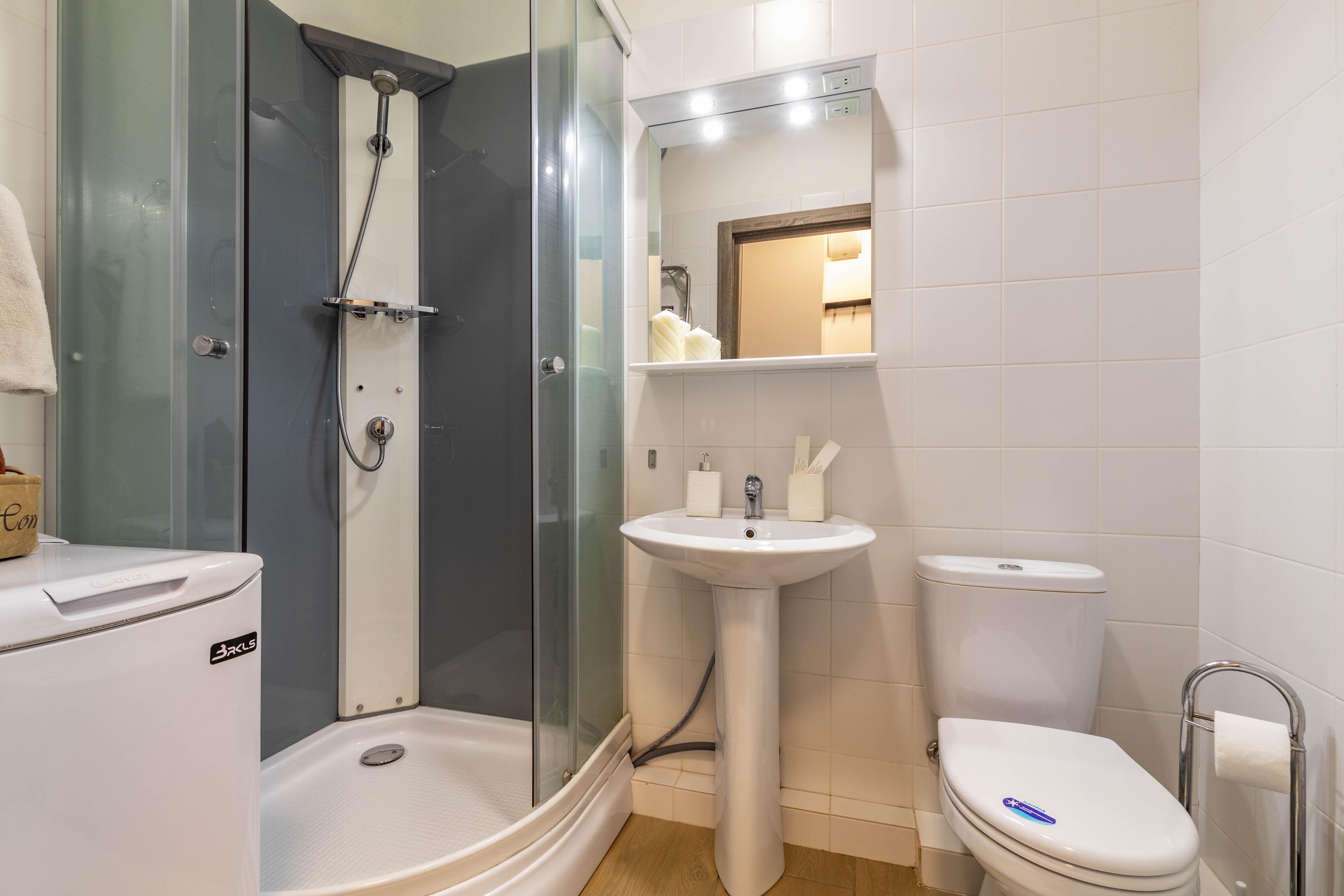 10. Стильный трёхместный номер с видом (13)