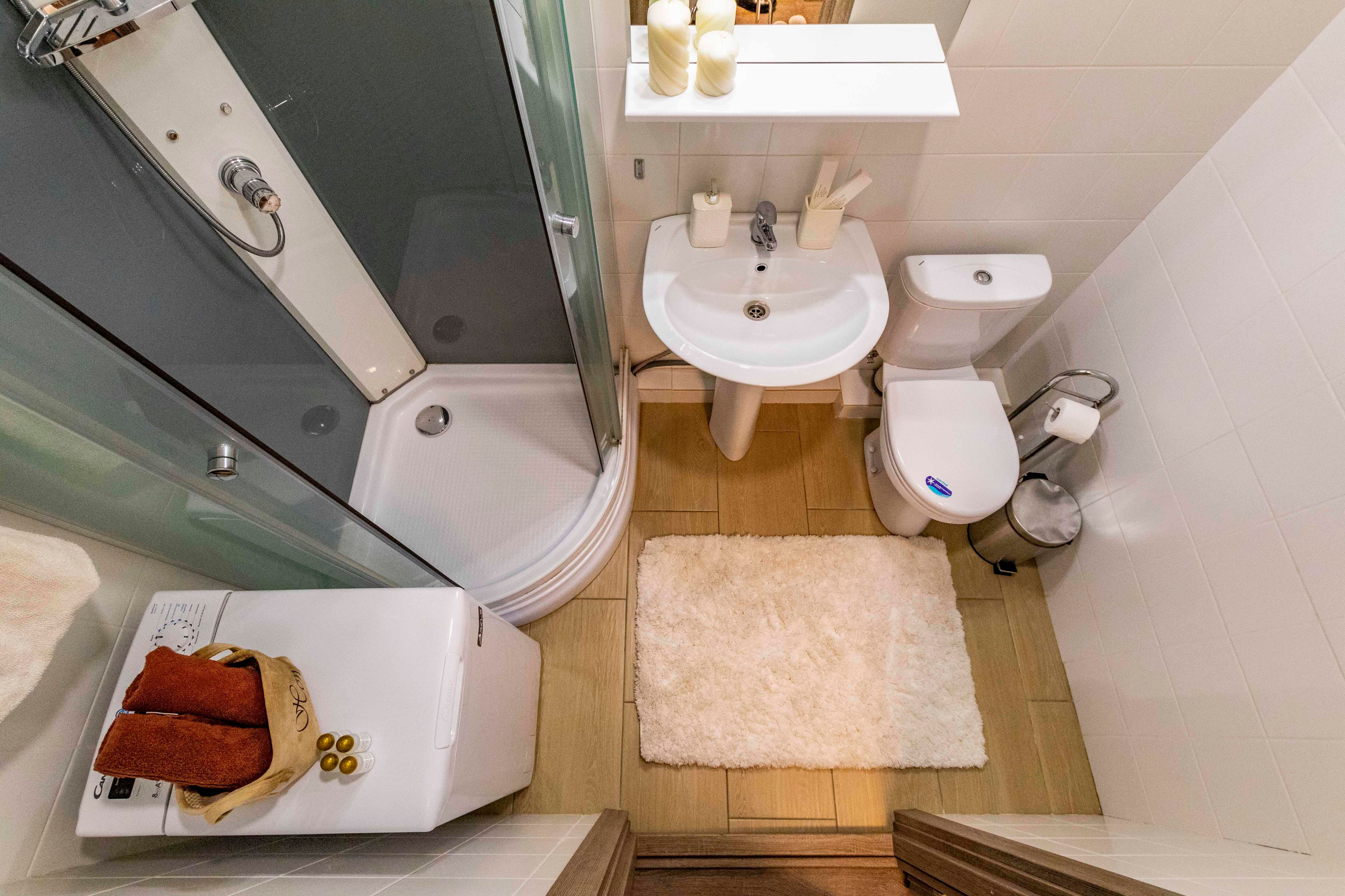 10. Стильный трёхместный номер с видом (13)