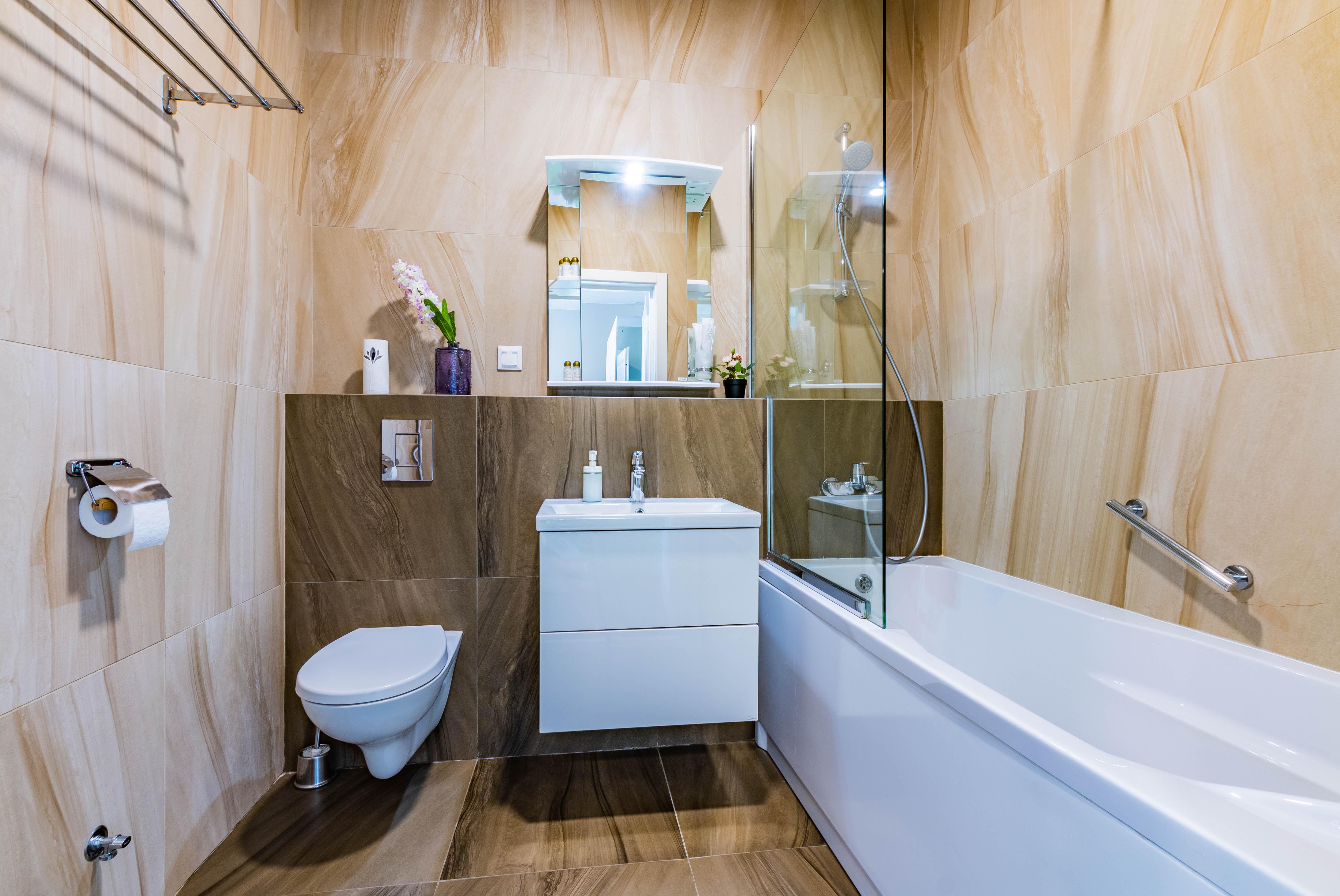 14. Четырёхместный люксовый апартамент с видом на город (02)