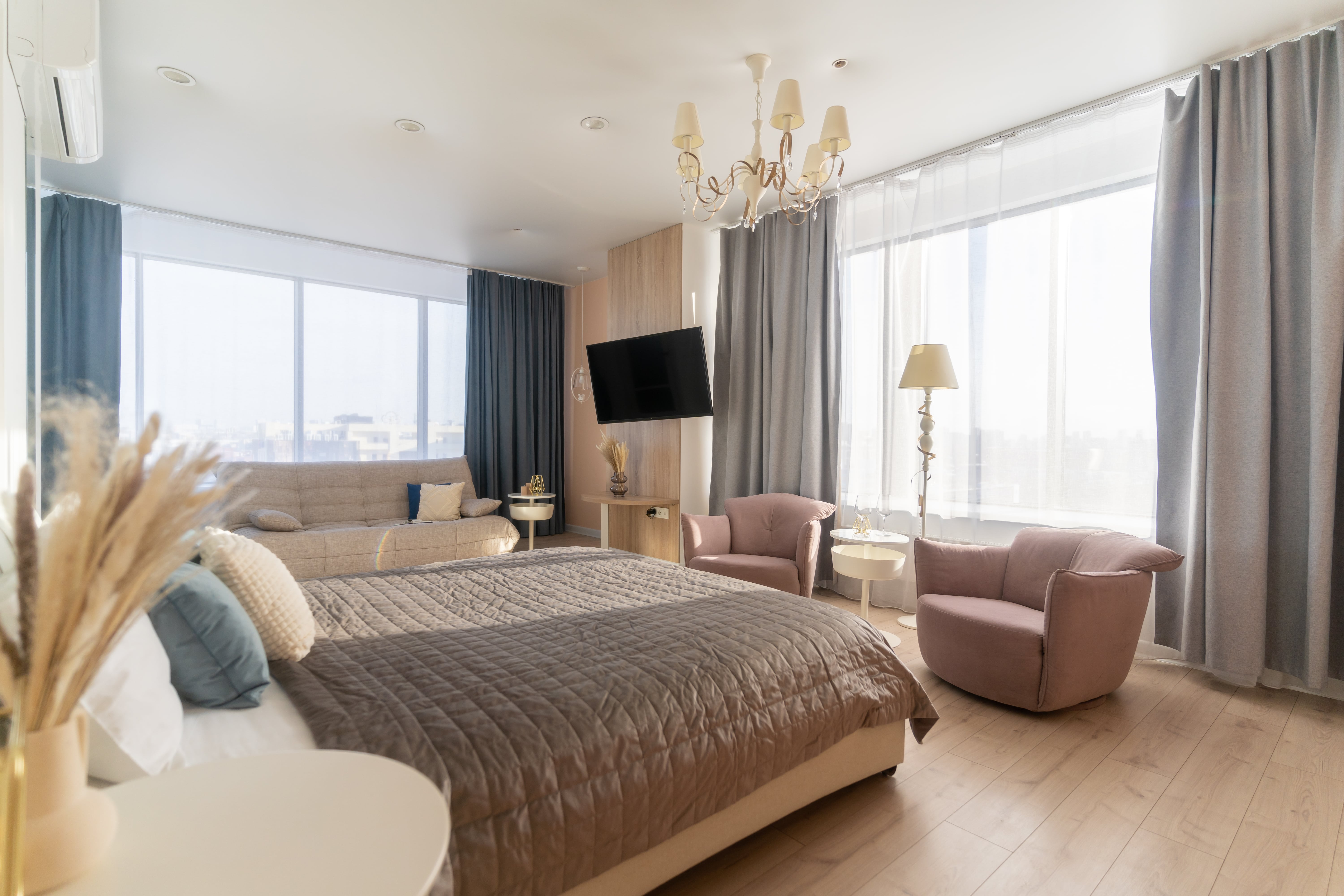 14. Двухкомнатный люксовый апартамент с панорамным видом на город (11)