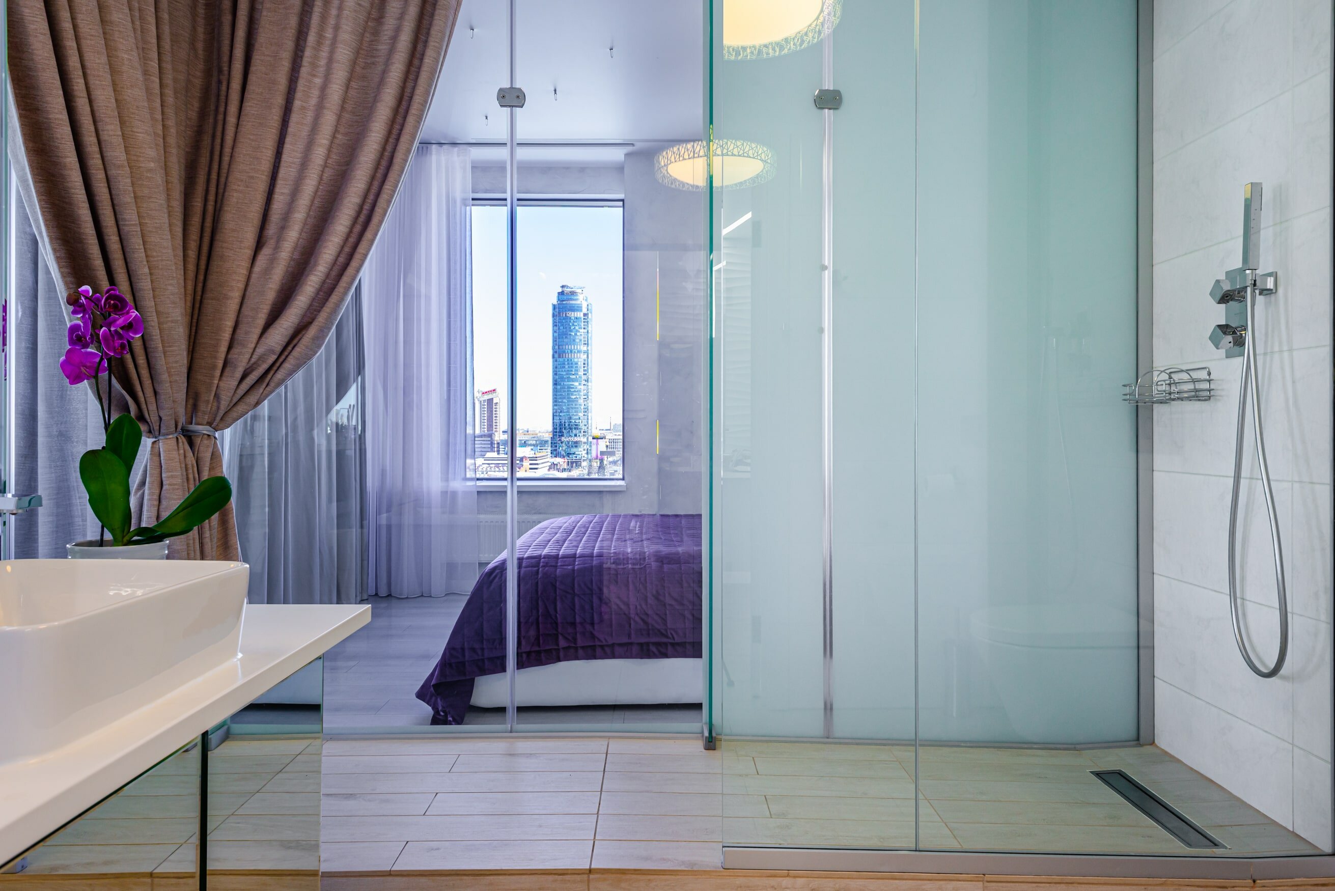 14. Угловой люксовый апартамент с панорамным видом на город (10)