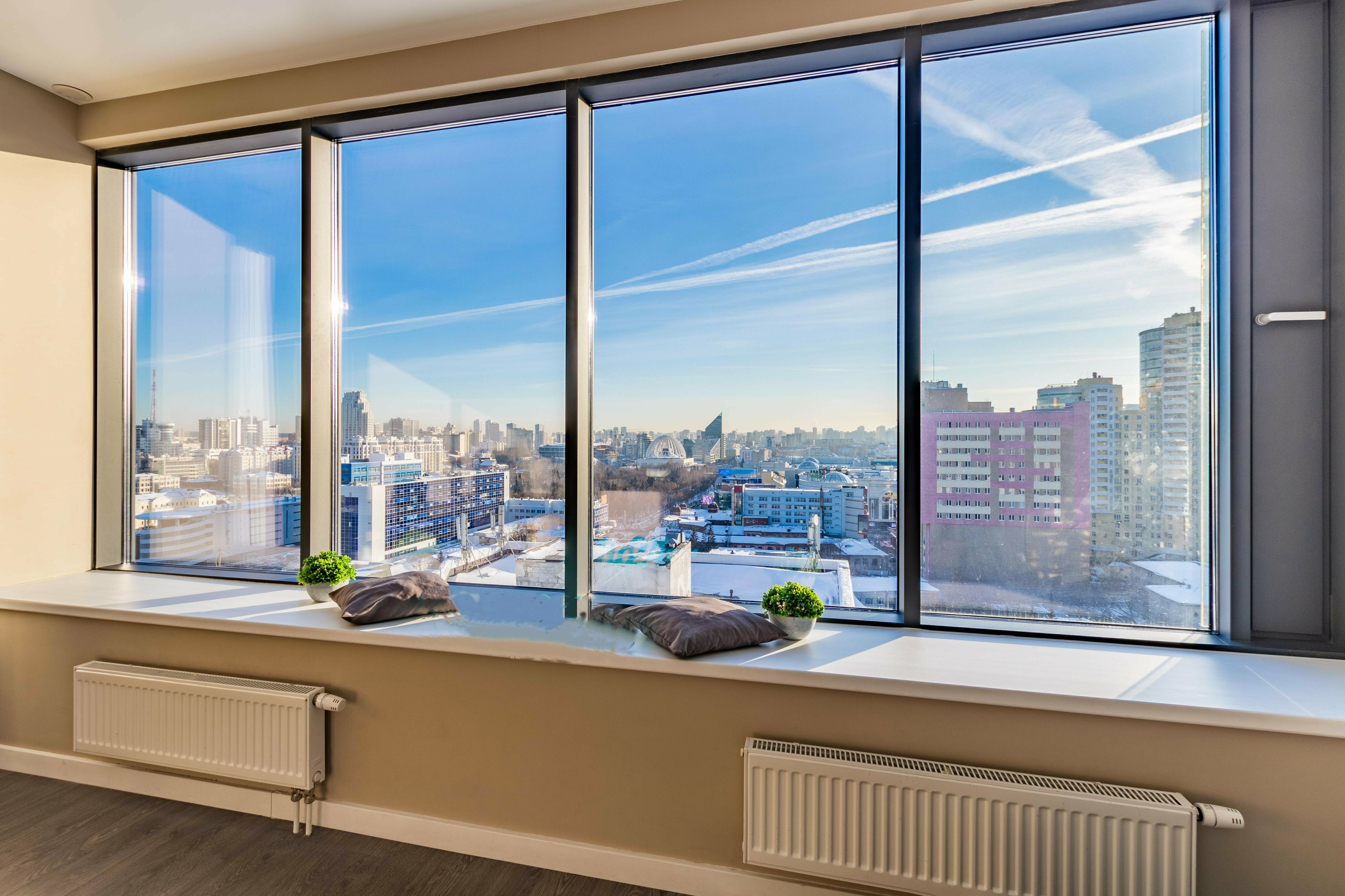 14. Четырёхместный люксовый апартамент с видом на город (02)