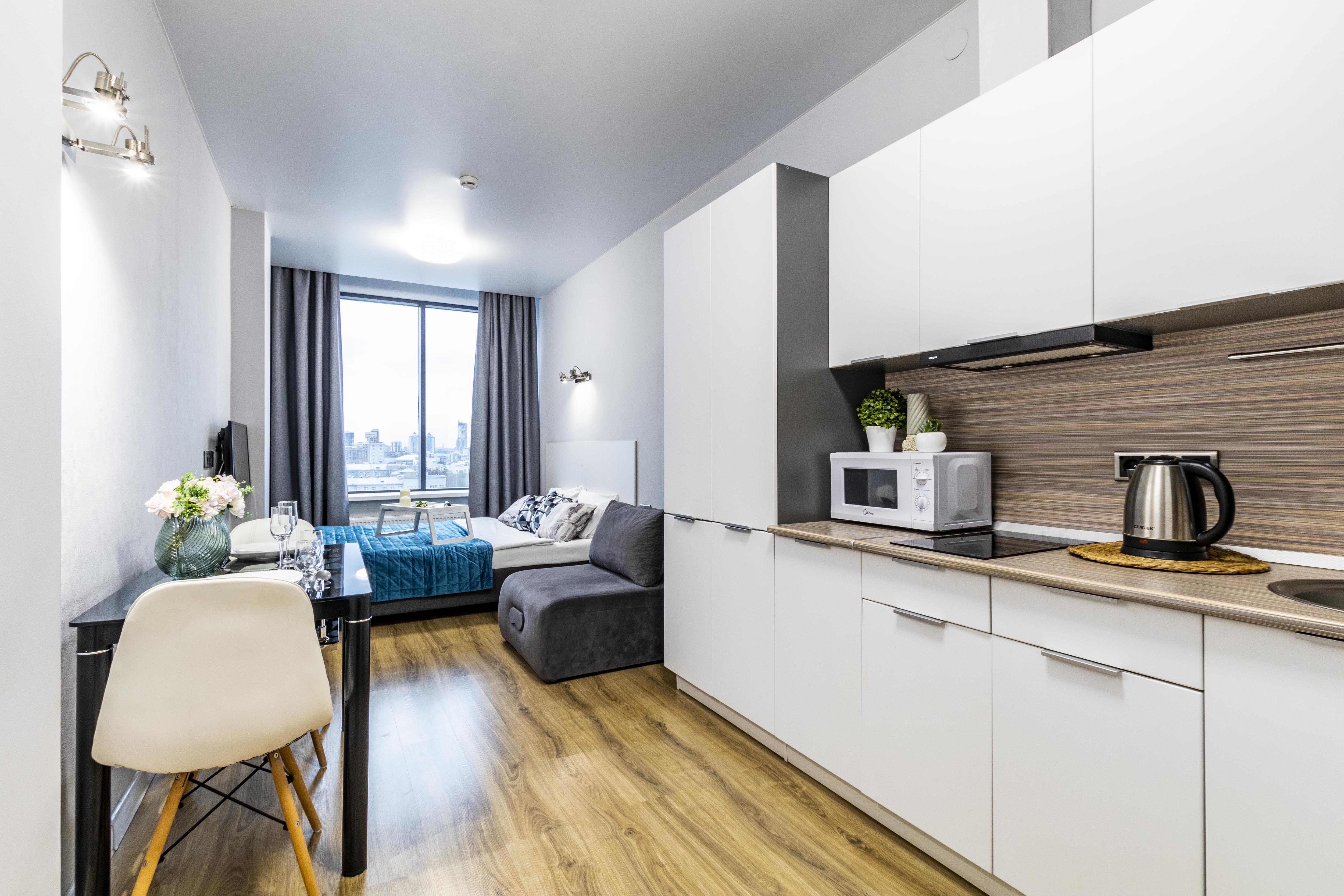 11. Трёхместный номер с видом на город (13)