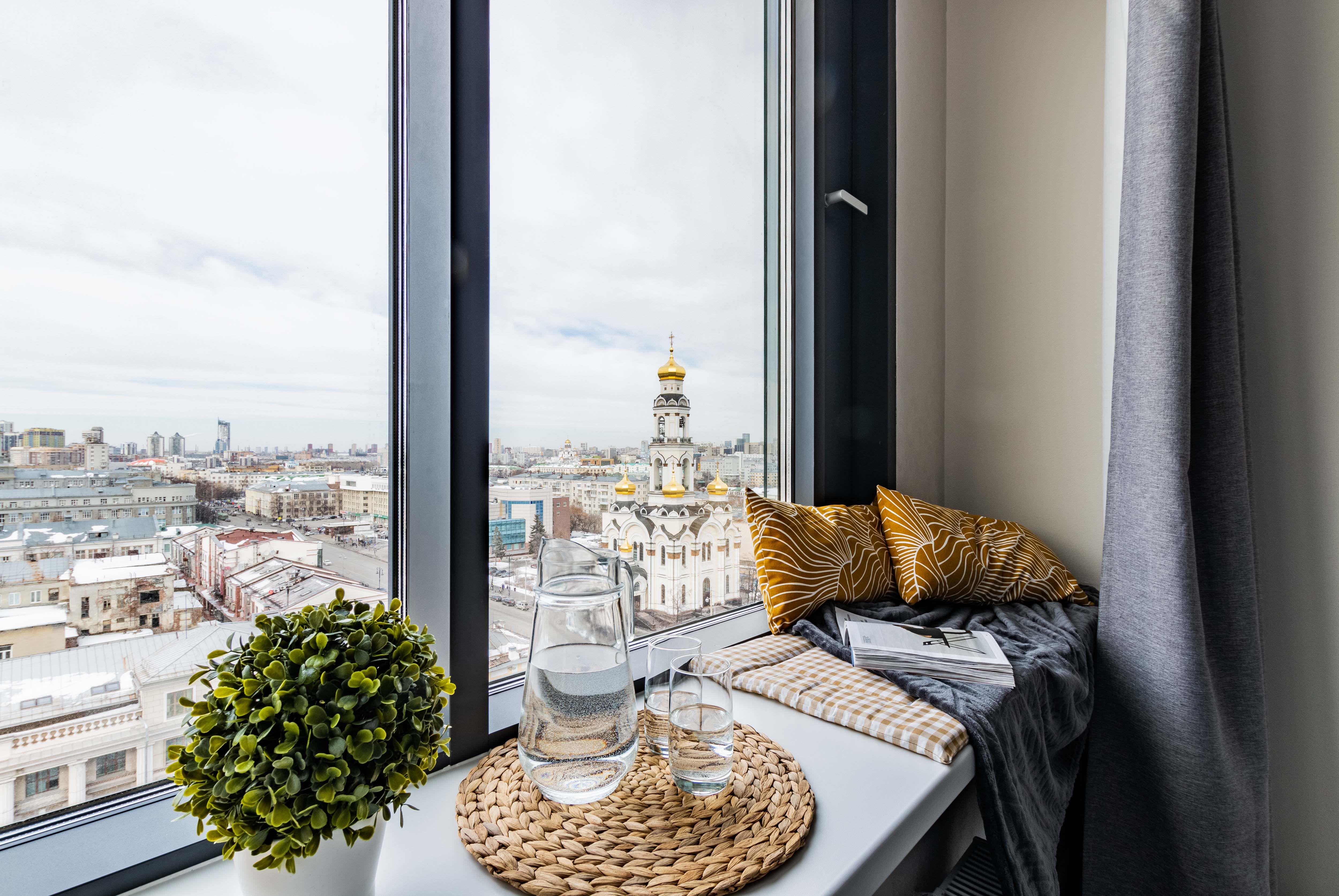 11. Трёхместный номер с видом на город (13)