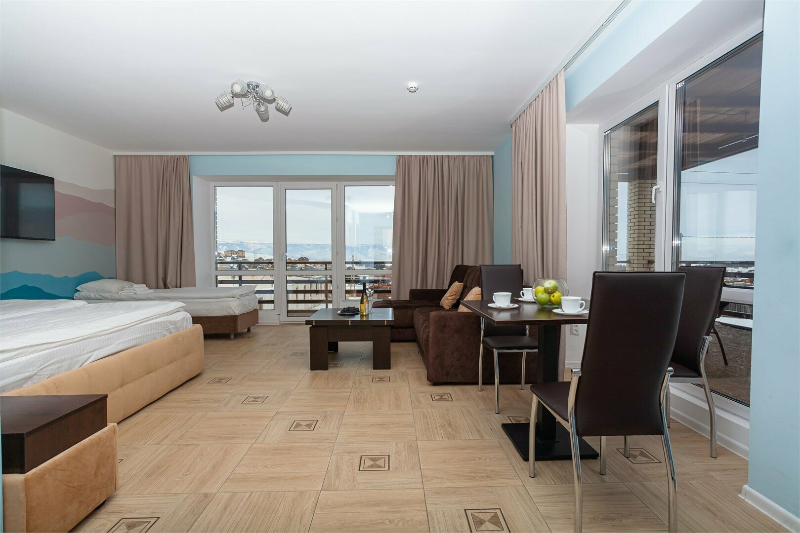 Семейный номер с видом на озеро