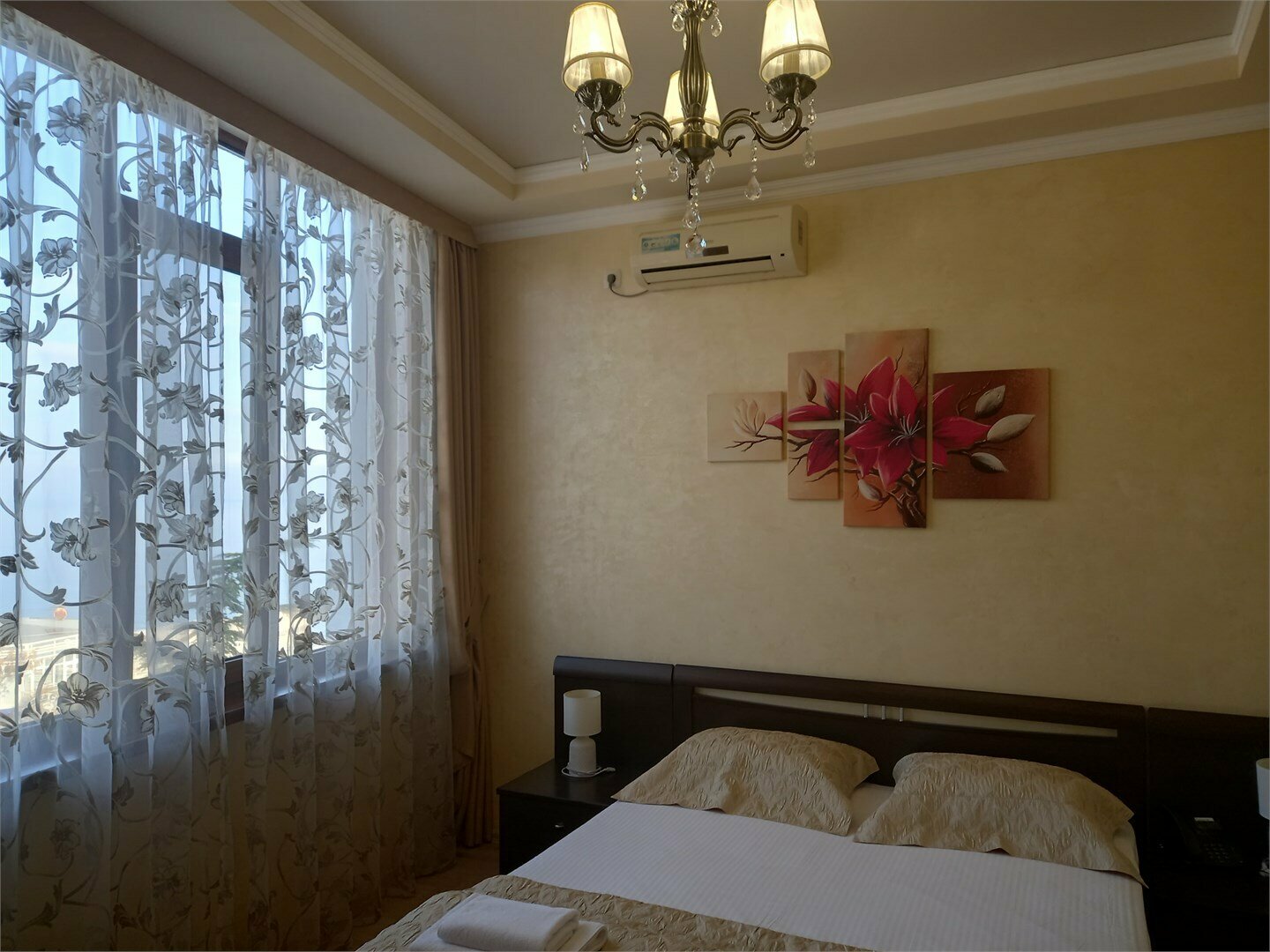 "Стандарт"  c боковым видом на море - без балкона (одна двуспальная кровать)