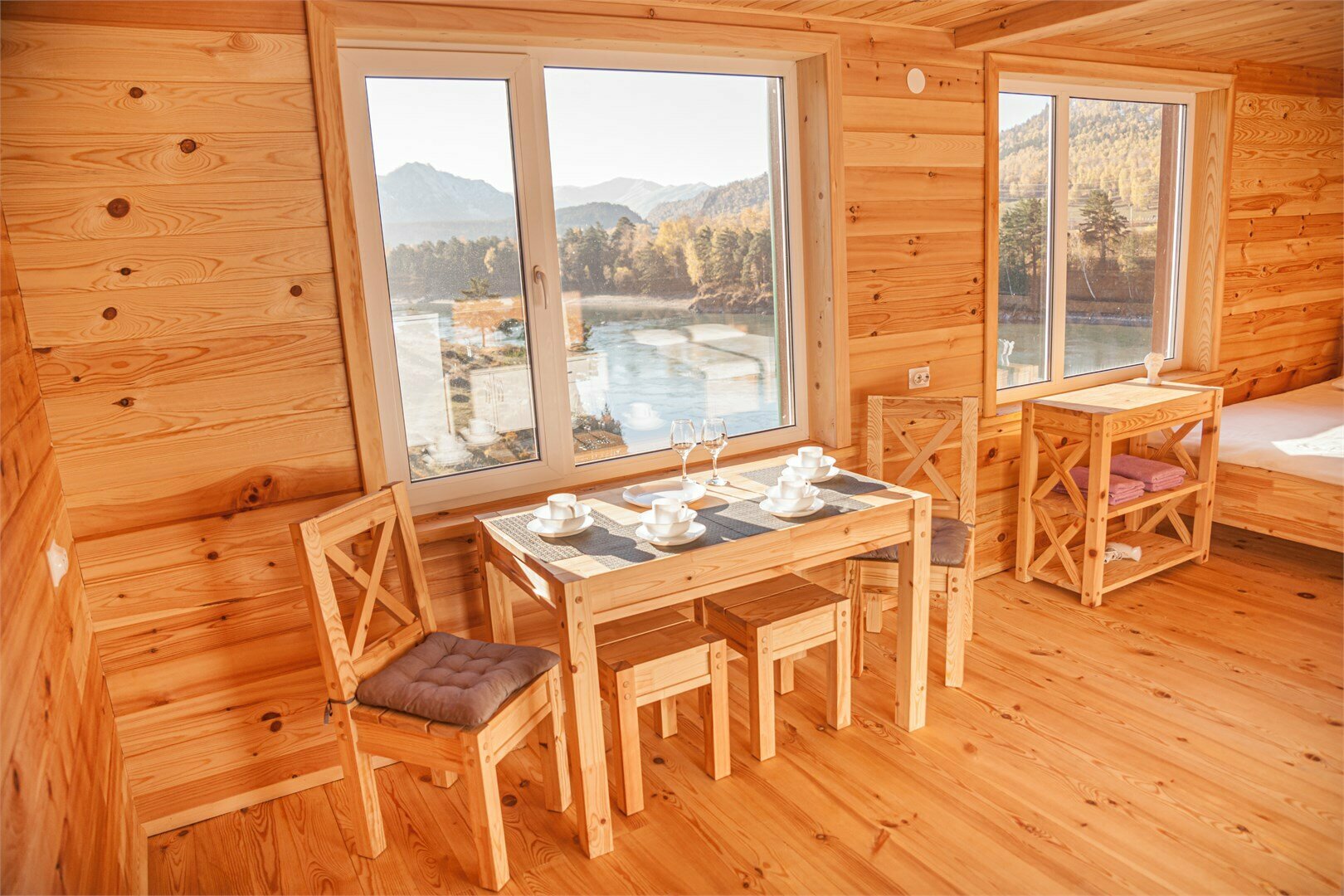 Четырёхместный номер с кухней и видом на р. Катунь  и горы