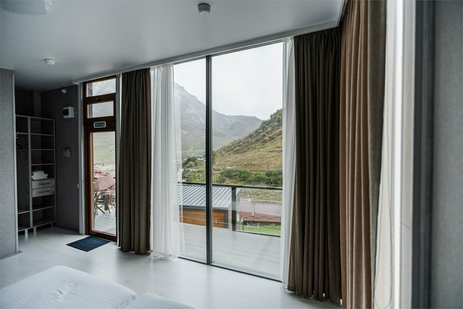 Двухместный домик с панорамными окнами №8