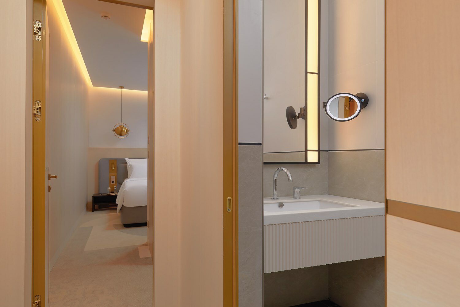 Двухкомнатный люкс с большой кроватью и диваном