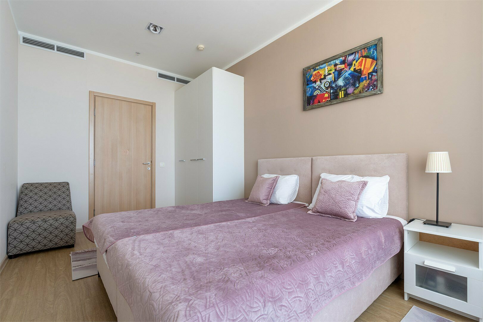 Трехкомнатные улучшенные апартаменты с двумя спальнями (7 этаж)