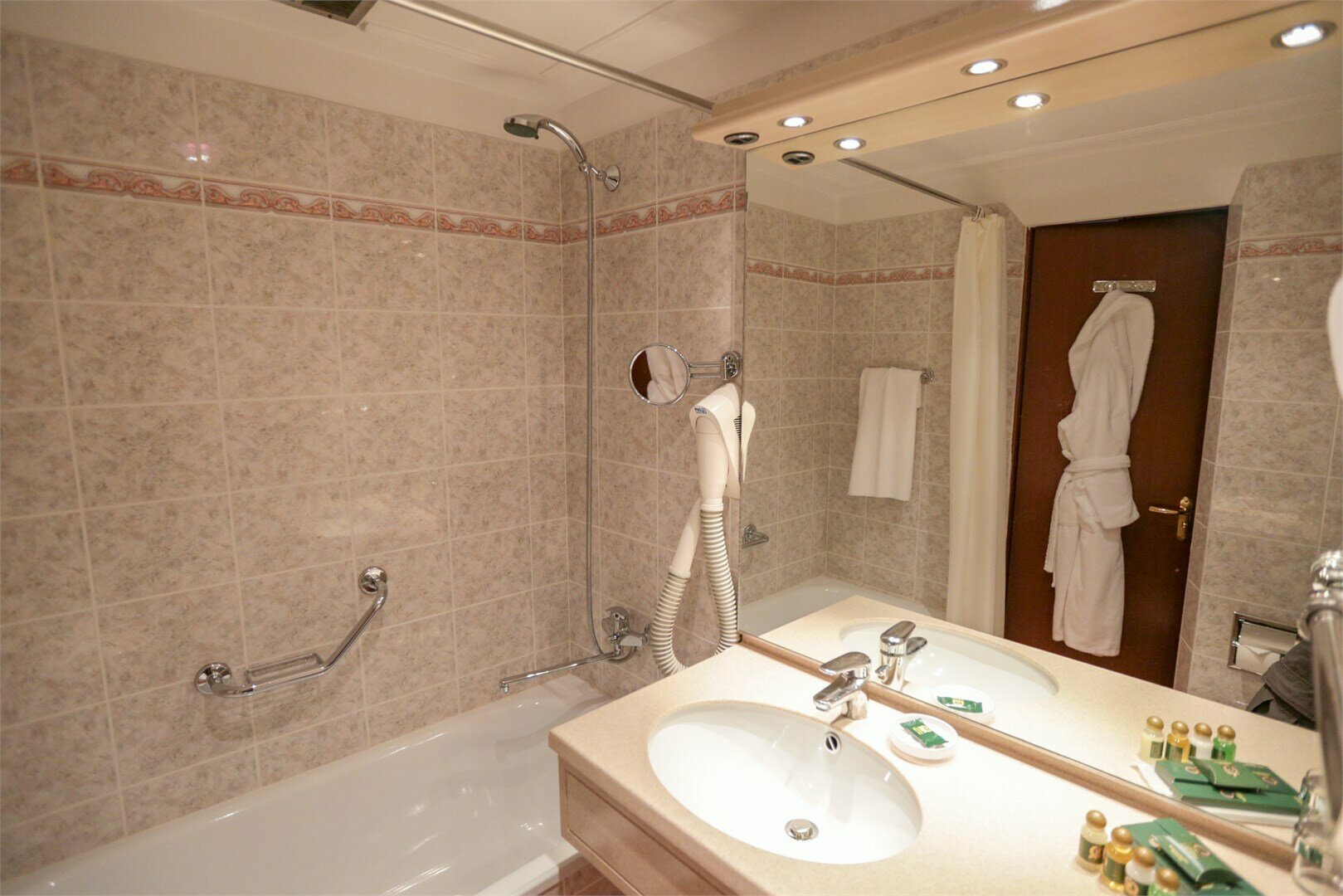 Улучшенный двухместный номер с 2 отдельными кроватями