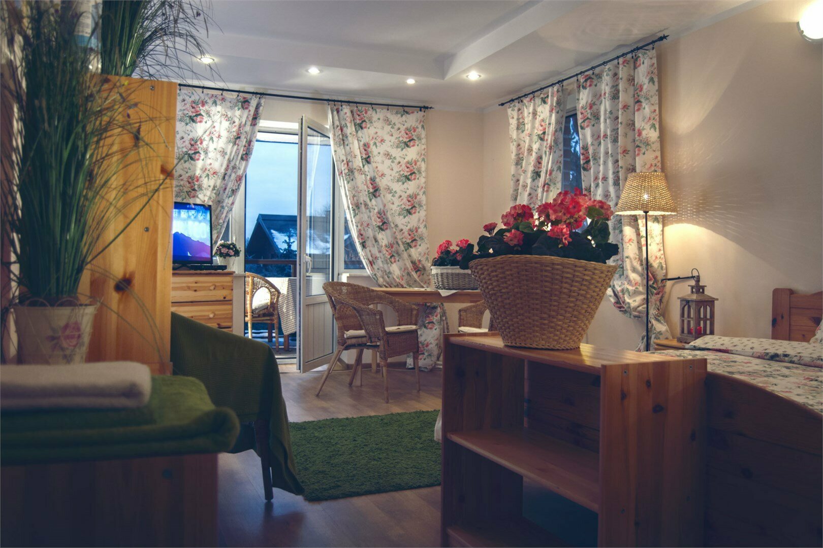 Улучшенный номер с кроватью размера «king-size» (ванная комната вне номера)