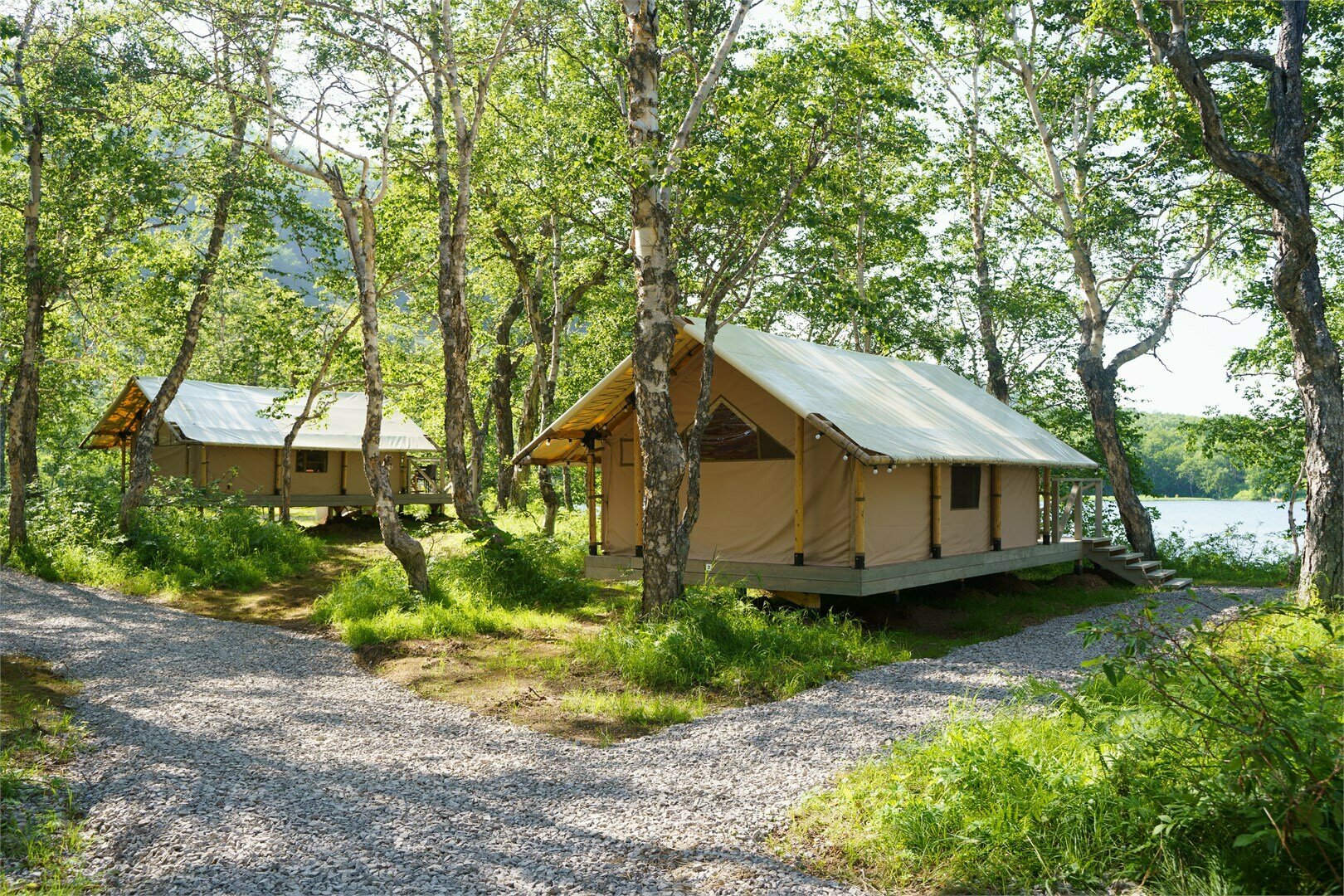 Палатка в глэмпинге "Микижа" на противоположной стороне озера