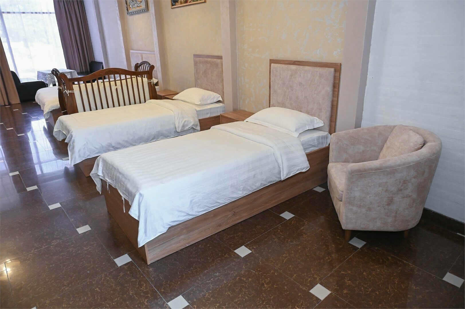 Четырехместный номер эконом-класса с общей ванной комнатой