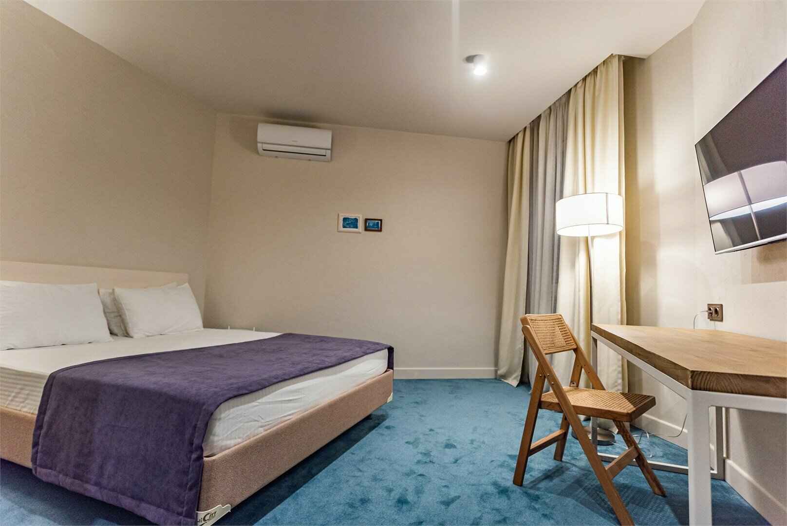 Стандартный номер c видом на город с окном