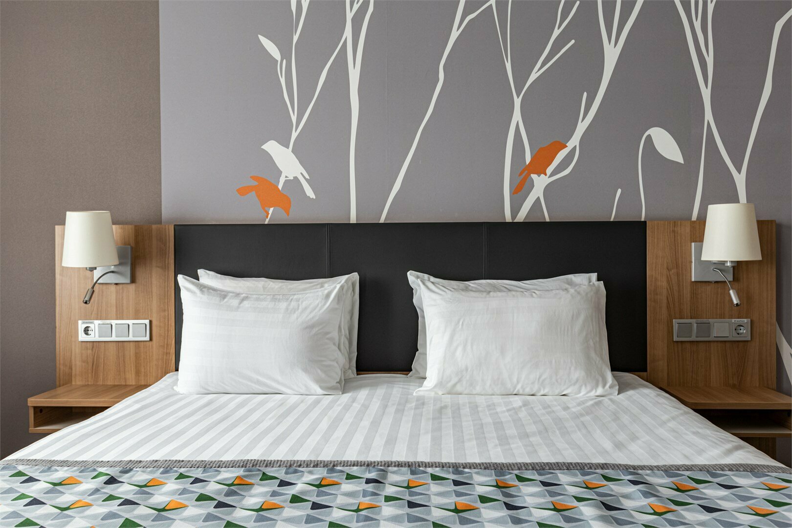 Номер Делюкс с одной большой кроватью и диван-кроватью