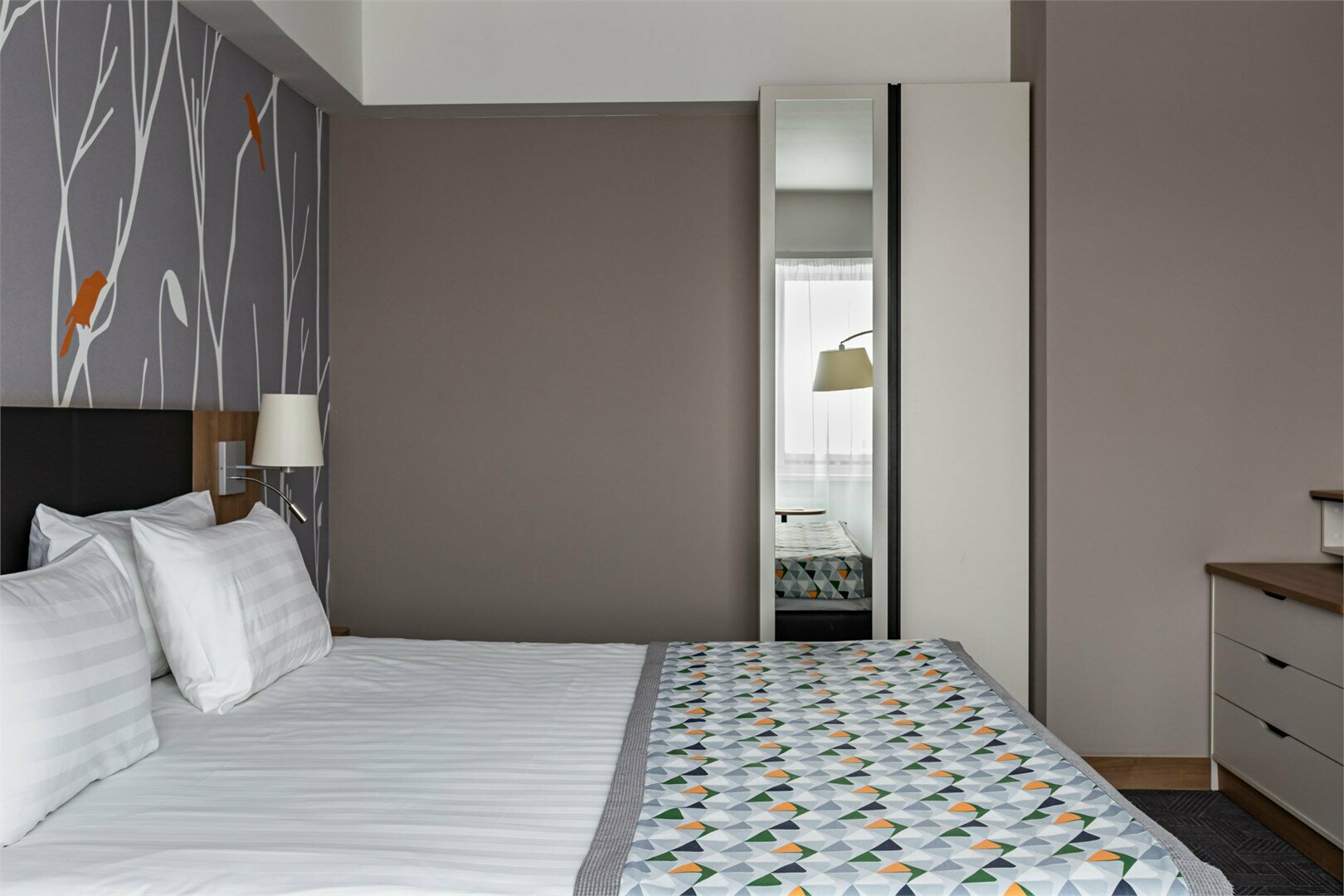 Номер Делюкс с одной большой кроватью и диван-кроватью