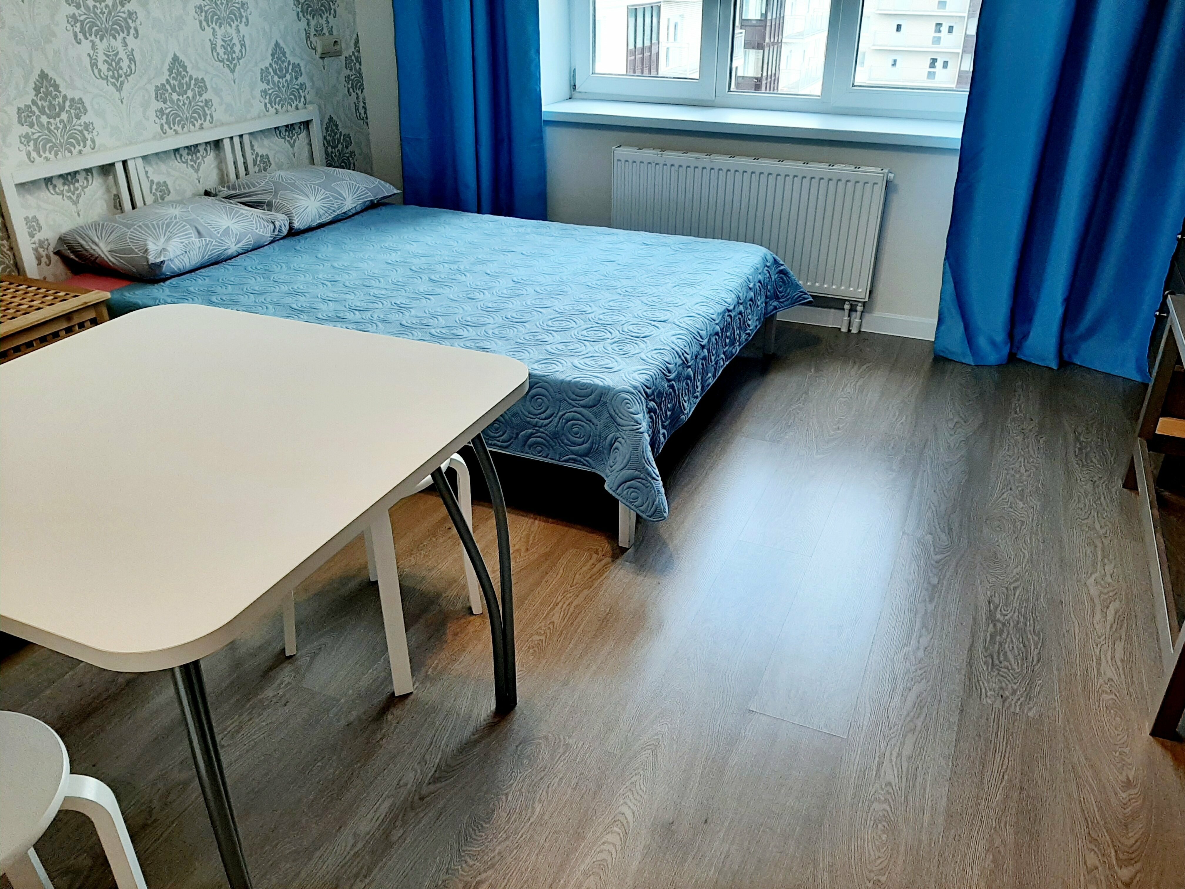 Трехместный номер с собственной ванной комнатой вне номера