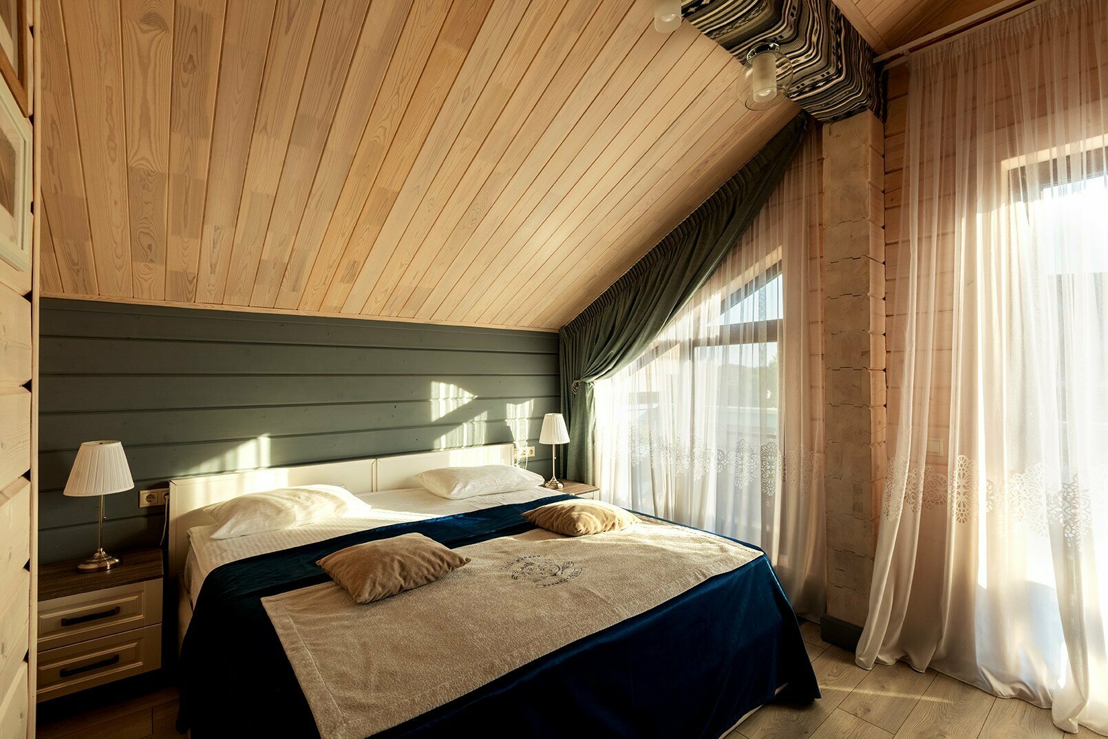 Двухэтажный коттедж "Новогодний" (5 спален)