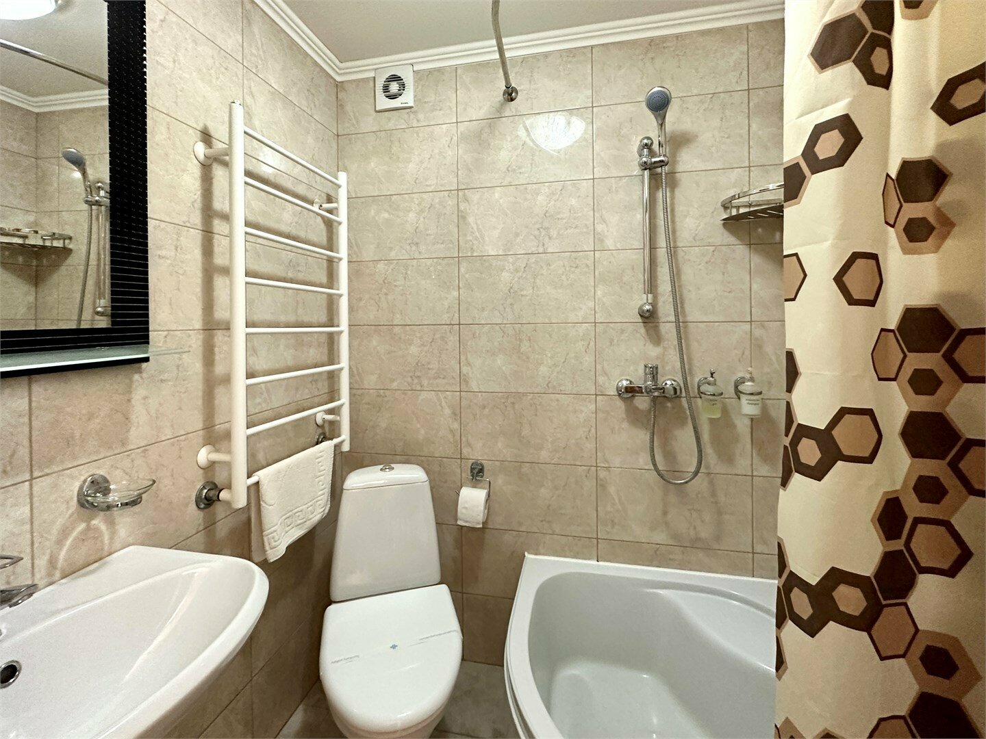 Номера бизнес с балконом с одной совместной кроватью с видом во двор