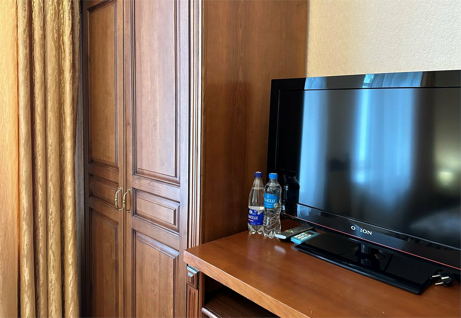 Номера Стандарт без балкона с двумя раздельными кроватями с видом во двор