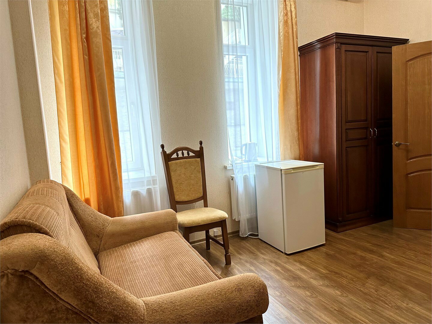 Номера Стандарт без балкона с двумя раздельными кроватями с видом во двор